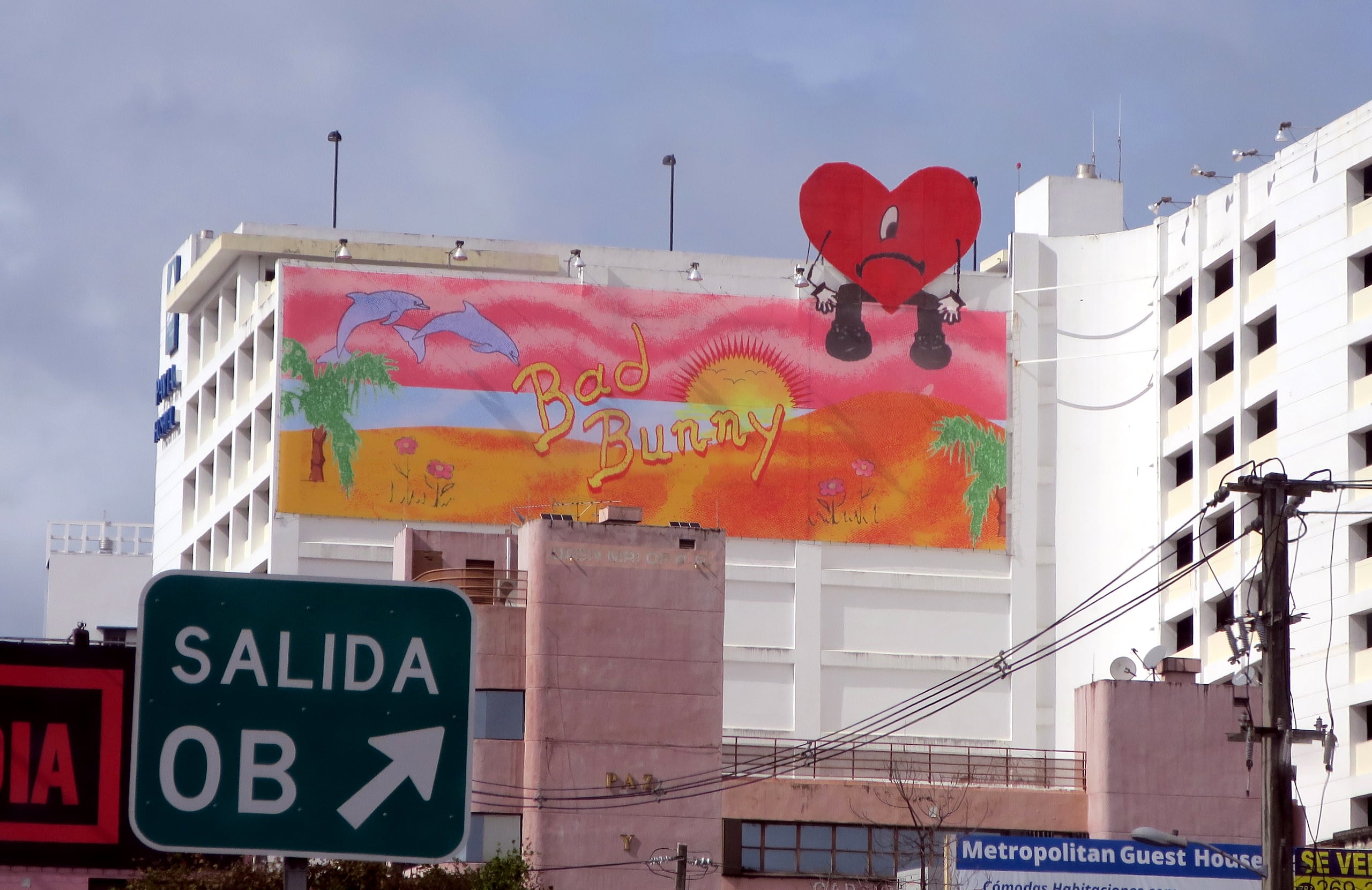 Vista de una valla publicitaria del más reciente disco de Bad Bunny, "Un Verano Sin Ti", el 13 de julio de 2022 en un edificio en San Juan (Puerto Rico). EFE/Jorge Muñiz
