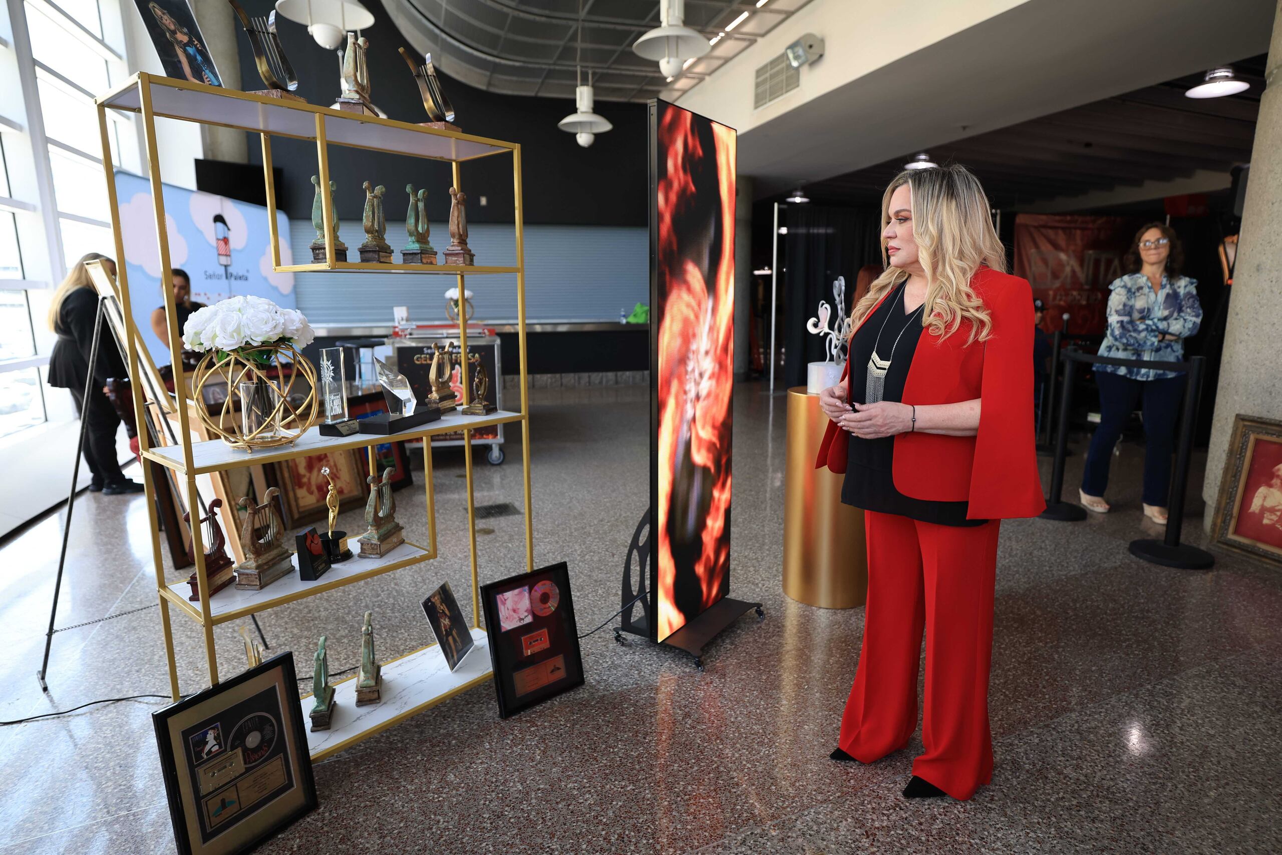 Como antesala a los conciertos "La reina" se reservó un área para exhibir memorabilia de la trayectoria de la cantante, en el segundo nivel del coliseo.