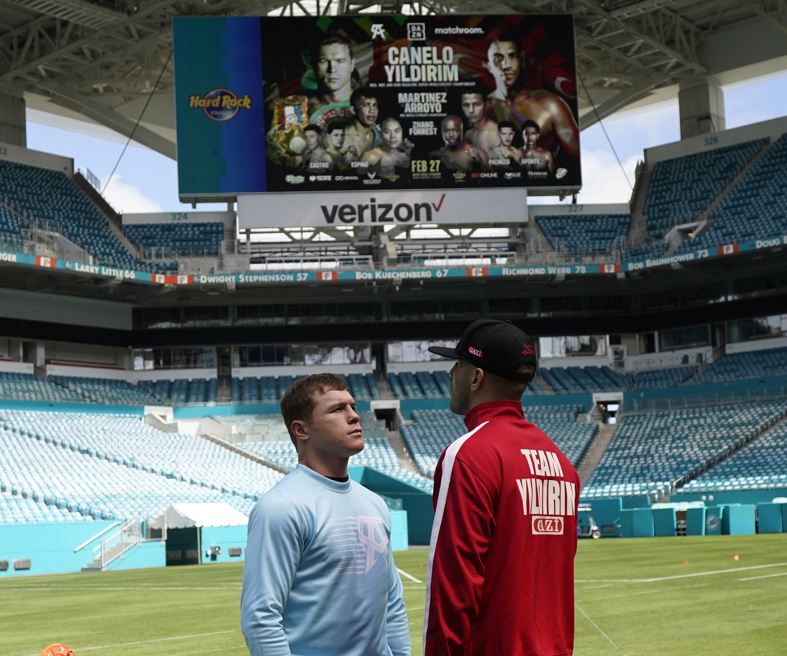 Canelo Alvarez y Avni Yildirim posan en medio del terreno del estadio de los Dolphins.