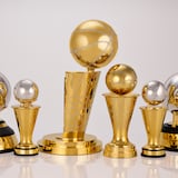 La NBA rediseña sus trofeos y crea los premios Larry Bird y Magic Johnson