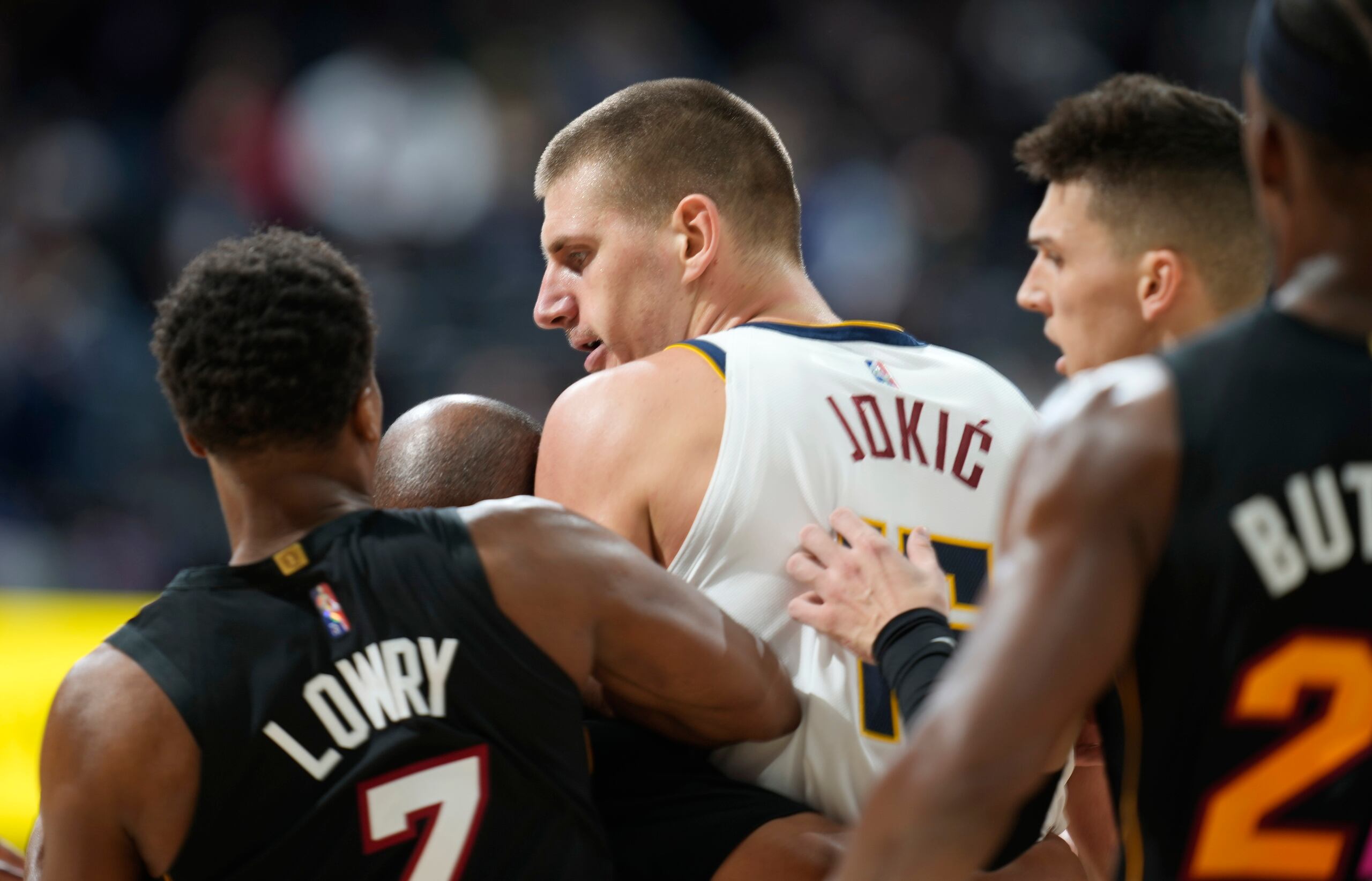 Nikola Jokic es enfrentado por los jugadores del Heat luego de golpear a Markieff Morris en noviembre de 2021.