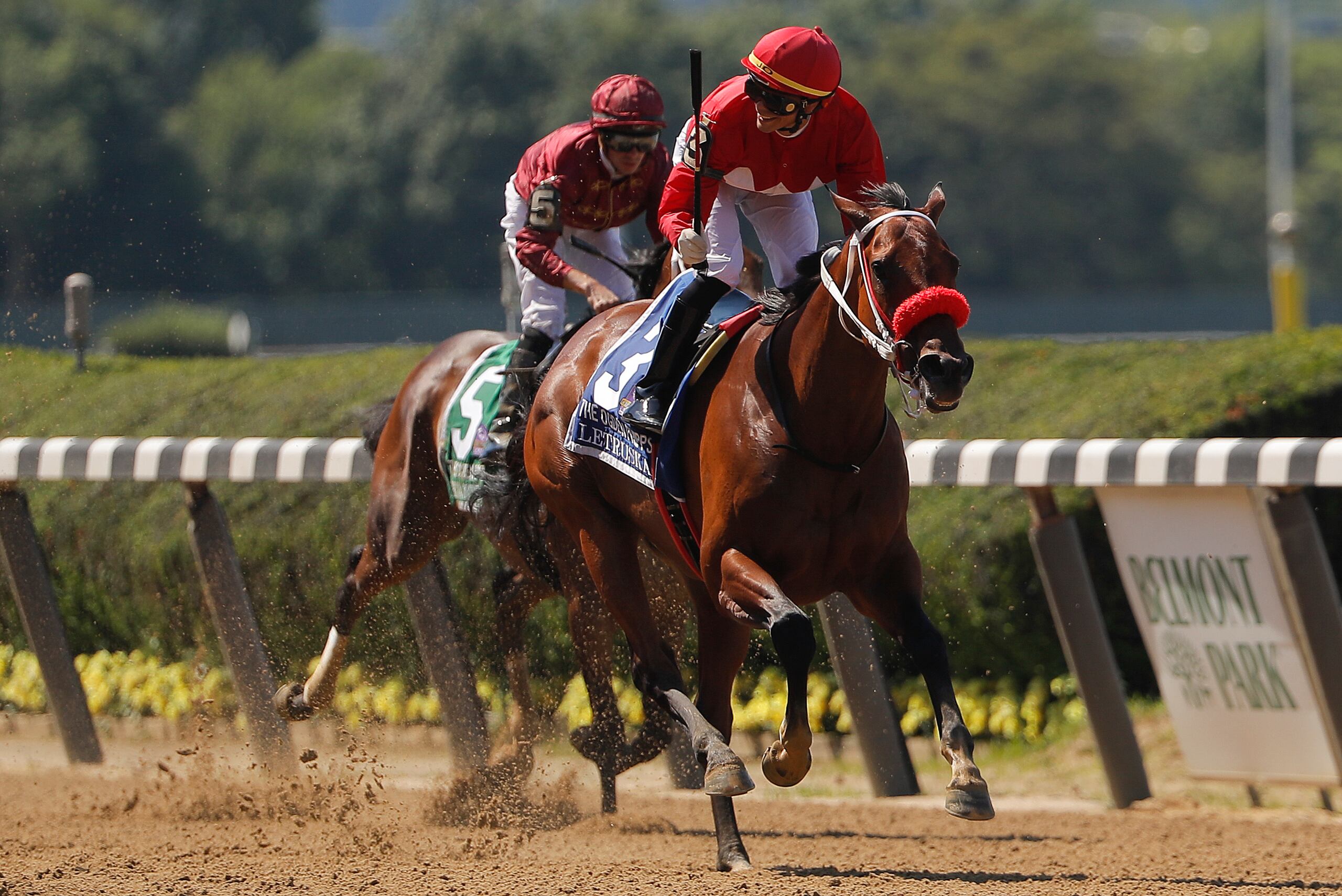 José Luis Ortiz celebra su victoria sobre Letruska el sábado en Belmont Park. Esta fue una de las montas clásicas que asumió por su accidentado hermano, Irad Ortiz.