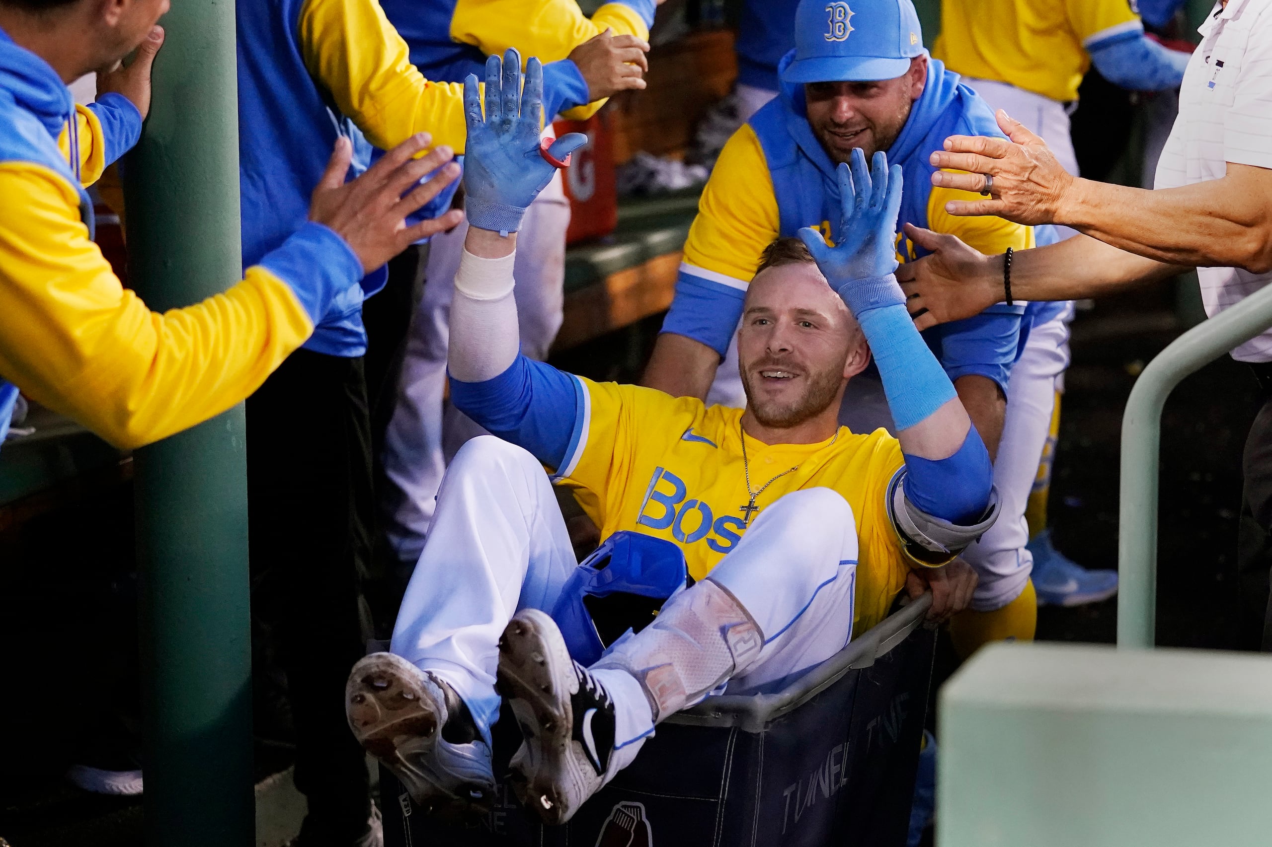 Trevor Story, de los Red Sox de Boston, recibe el tradicional paseo en carrito dentro del dugout de su novena tras conectar un jonrón en la campaña. Si bien los Yankees está jugando de manera magistral, Boston lo hace para marca de 17-4 y ha ascendido a la segunda posición del Este de la Liga Americana.