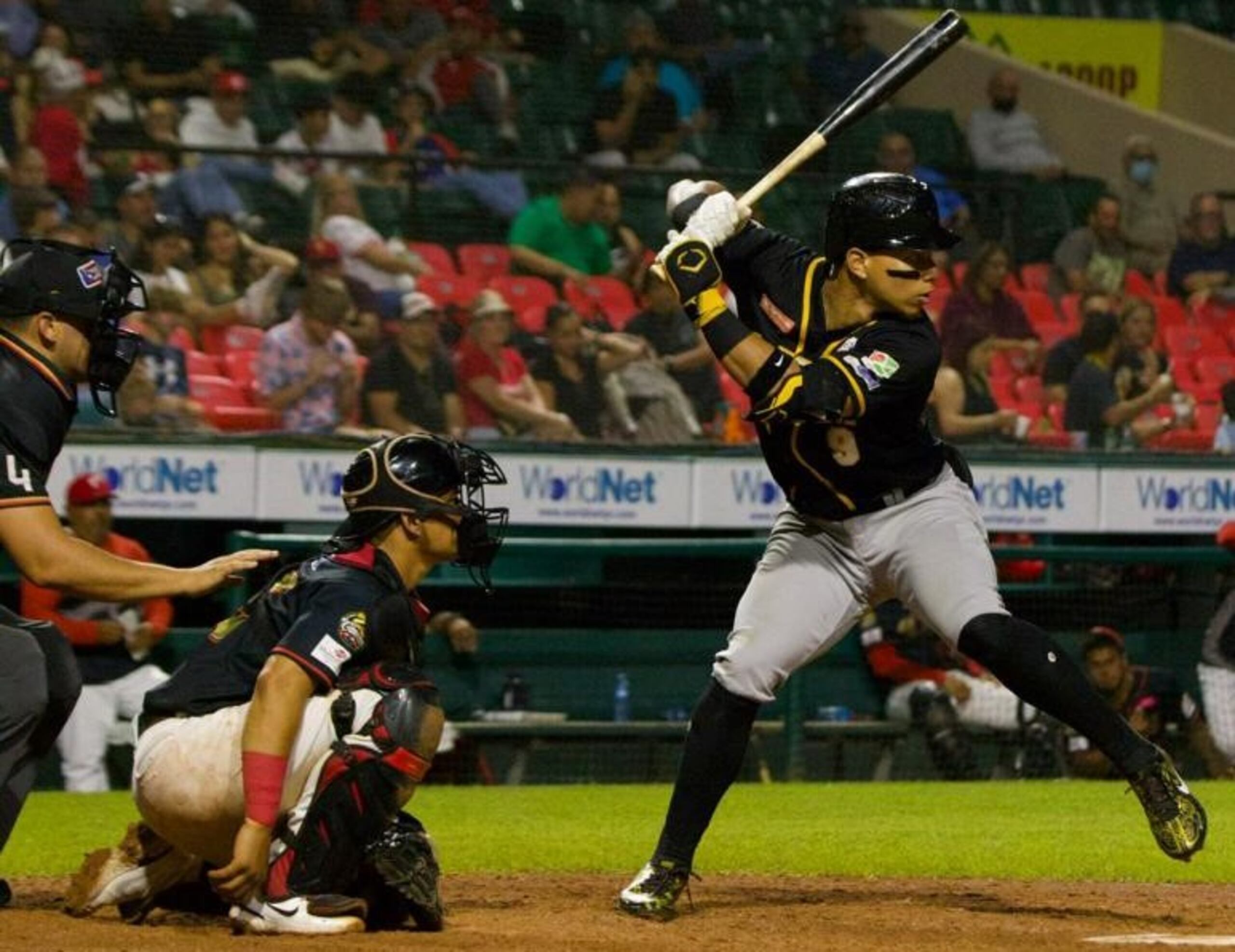 Jan Hernández, de los Gigantes de Carolina, sacudió un cuadrangular de tres carreras el miércoles ante los Criollos en Caguas.