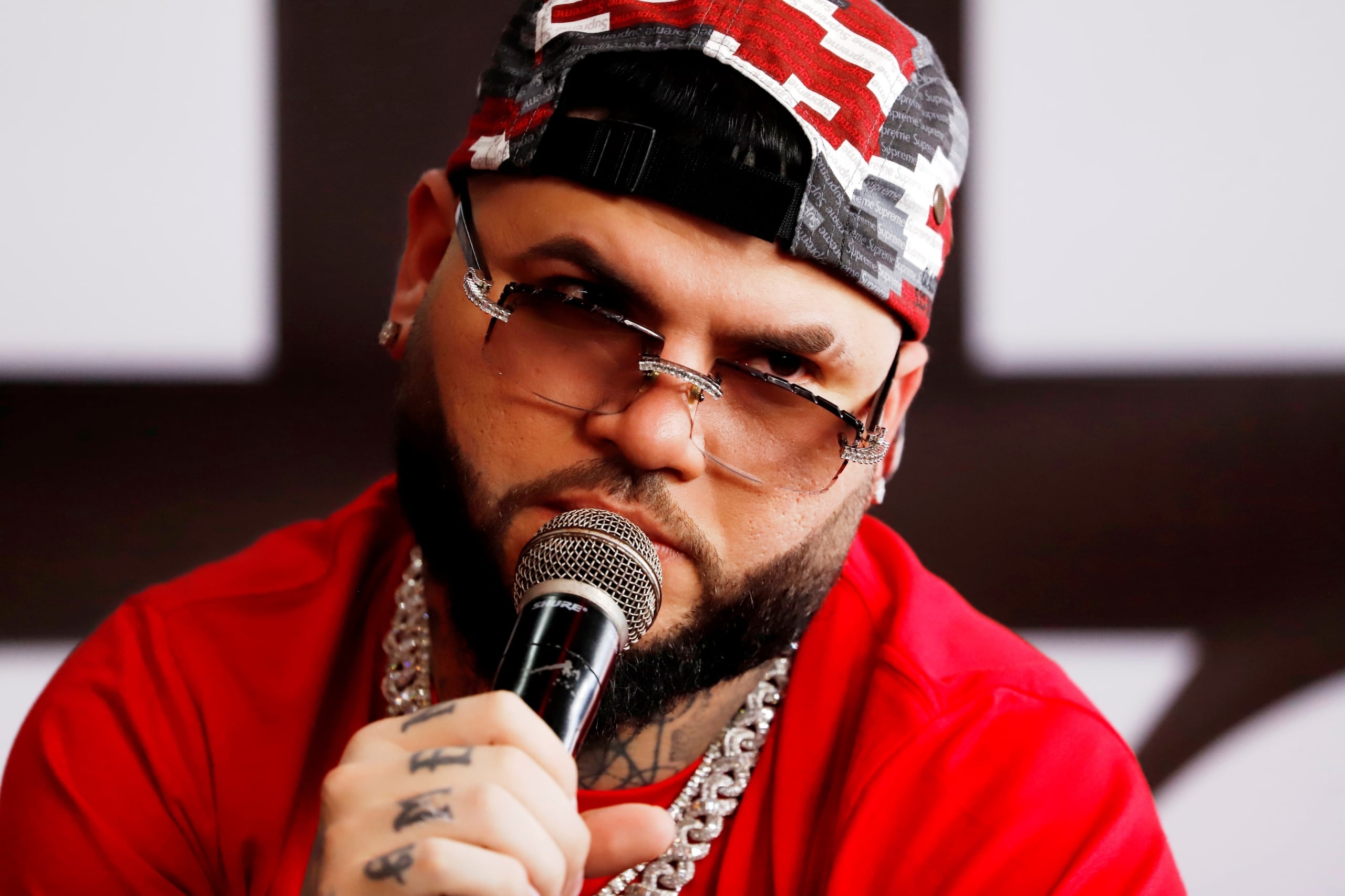 Farruko se disculpó anoche por el daño que pudiera haber causado a otros por el contenido de sus canciones.