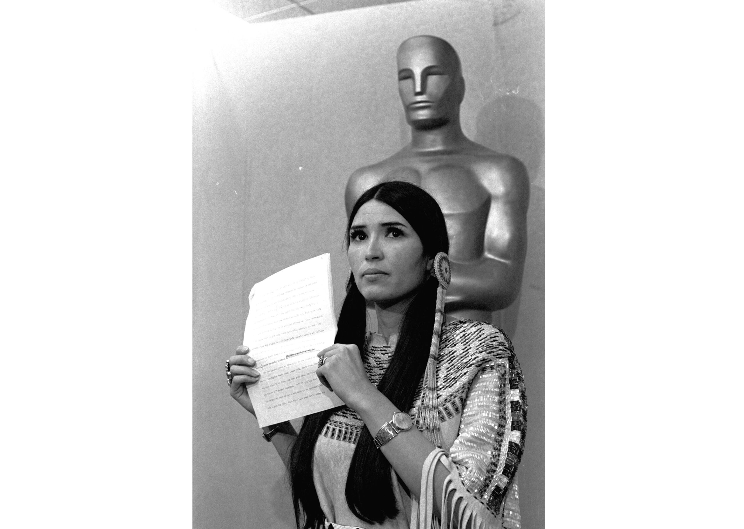 Sacheen Littlefeather, una activista indígena estadounidense durante un discurso en los Premios de la Academia en Los Angeles, el 27 de marzo de 1973, en el que dijo al público que Marlon Brando rechazó su Oscar a mejor actor por "The Godfather" (“El padrino”). (Foto AP/archivo)