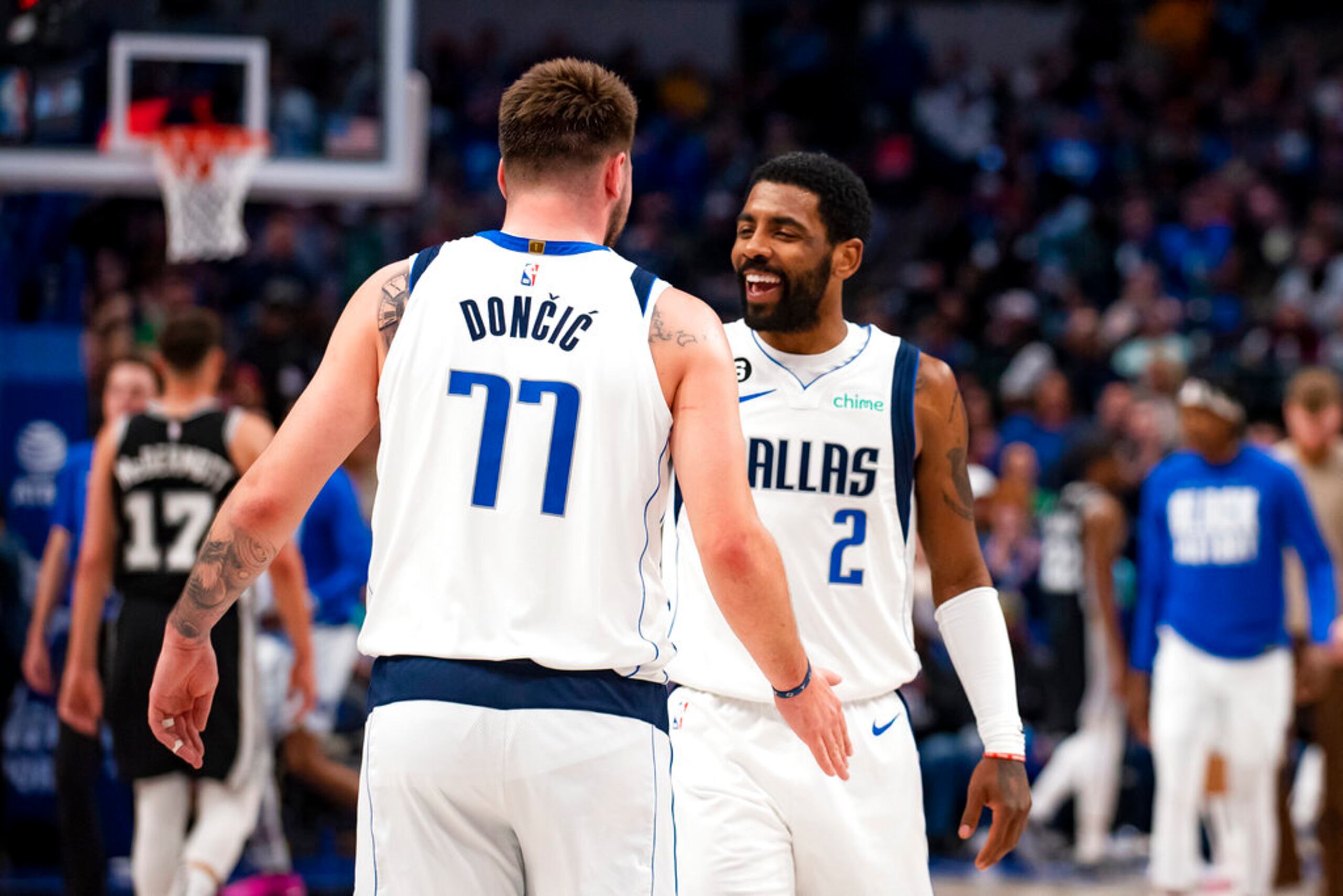 Luka Doncic y Kyrie Irving celebran durante el partido entre los Mavericks de Dallas y los Spurs de San Antonio.