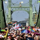 Miles marchan en desfile LGBTQ+ contra leyes homfóbicas y discriminatorias de Hungría