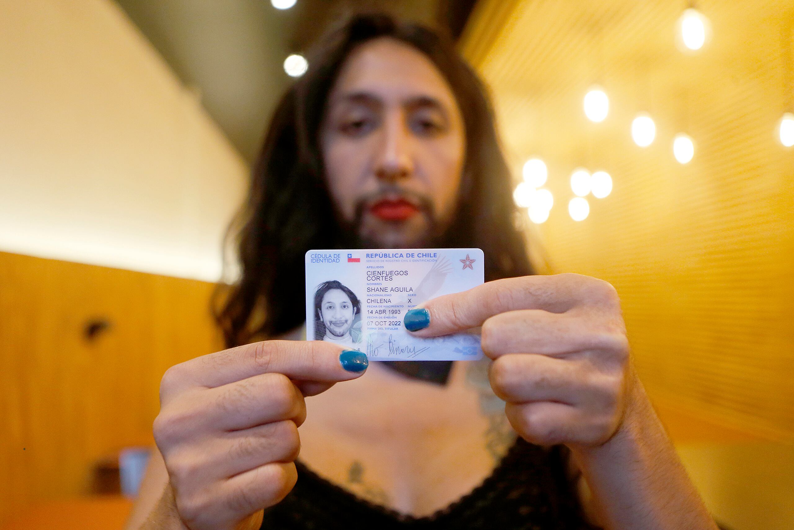 Fotografía cedida por Felipe Poga que muestra a Shane Cienfuegos mientras posa para fotografías, después de recibir su cédula de identidad que le reconoce como una persona trans no binaria, en Santiago (Chile). EFE/Felipe Poga
