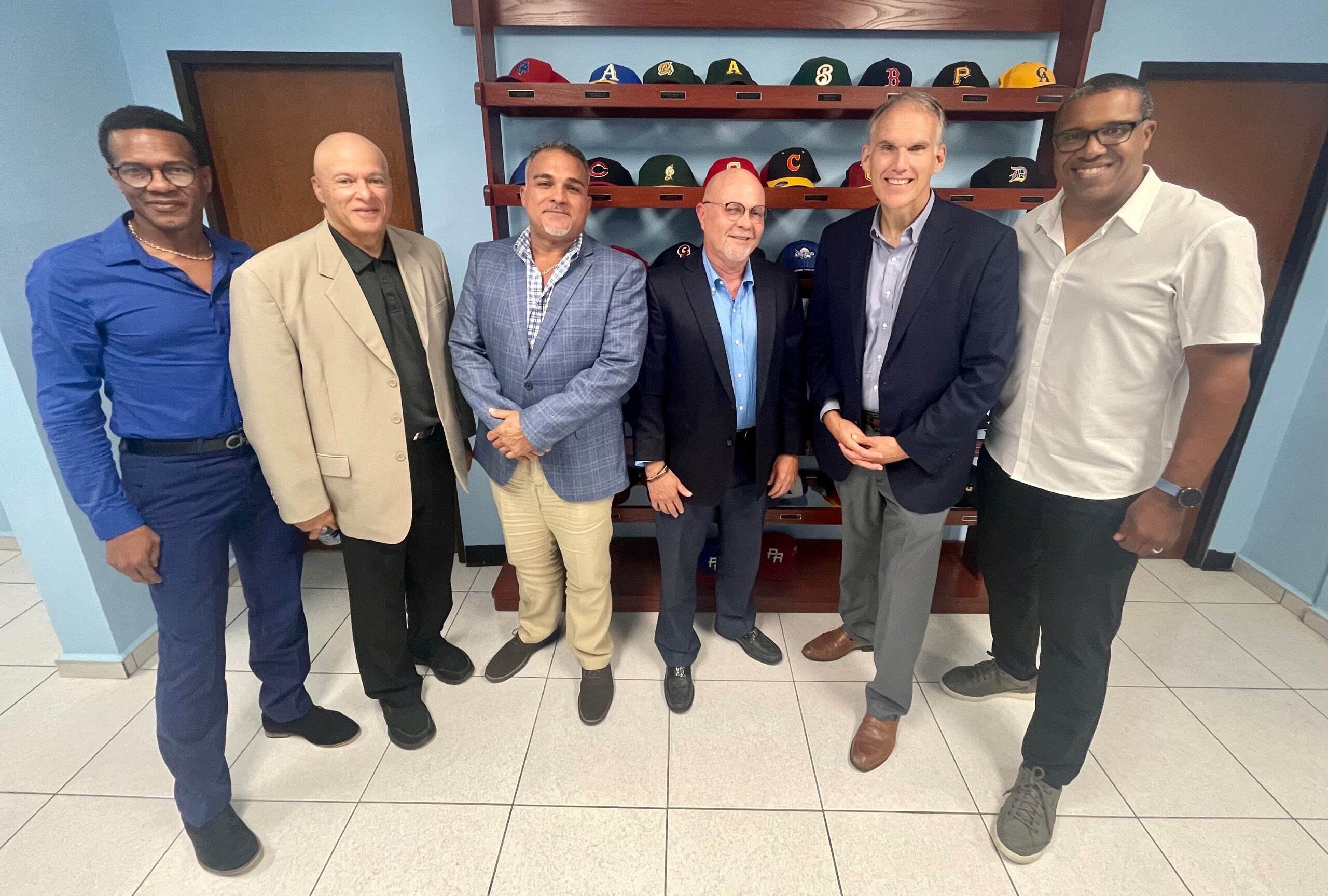 Elmer Williams, Efraín Williams, José 'Pepito' Centeno, Carlos Príncipe, Dr. José Quiles, Jim Small y Eduardo Pérez posan tras la reunión.