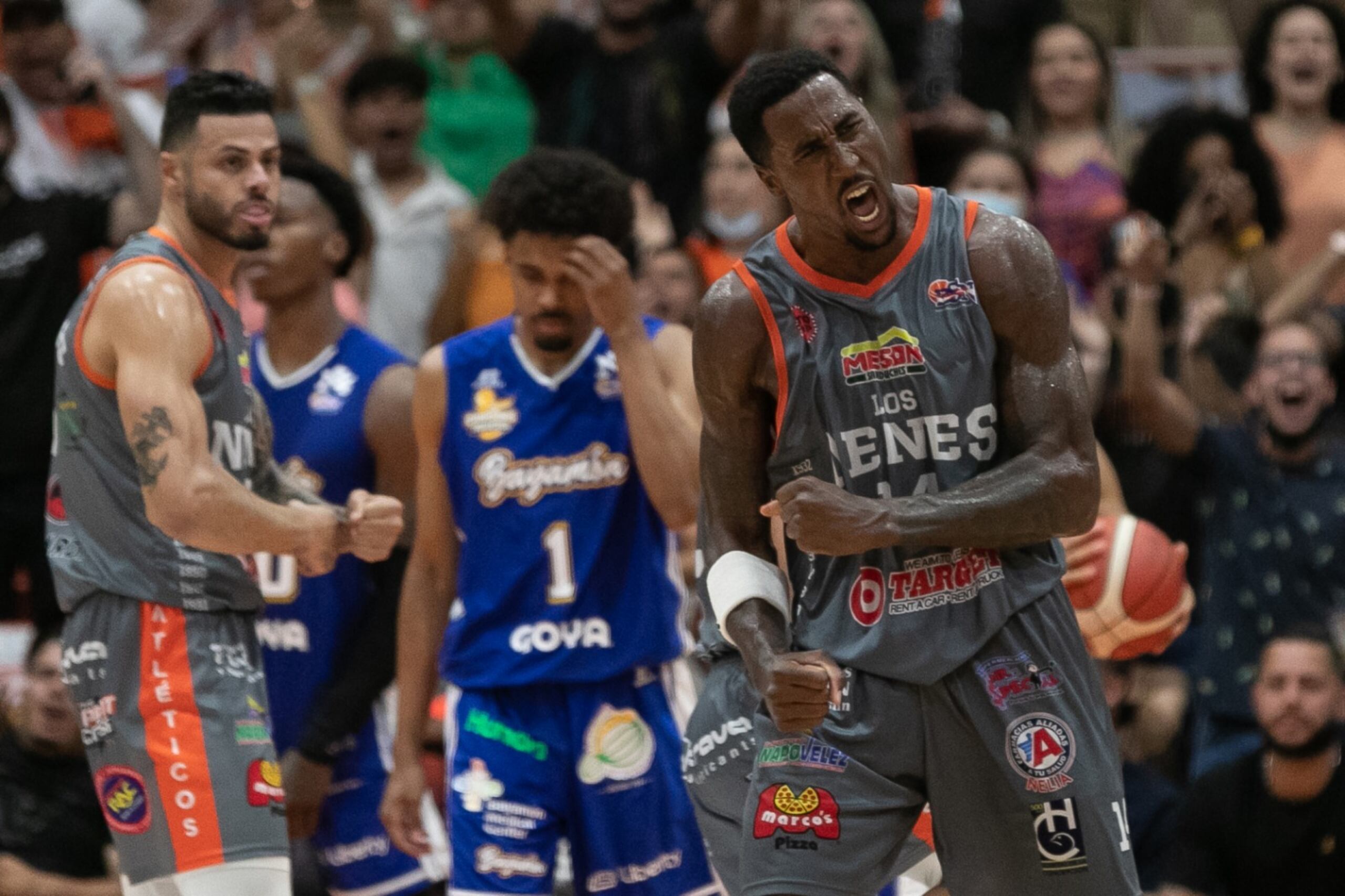 Rondae Hollis-Jefferson,  aquí celebrando una cesta en la pasada serie final del BSN, se integró a los Atléticos durante la pasada quincena. 