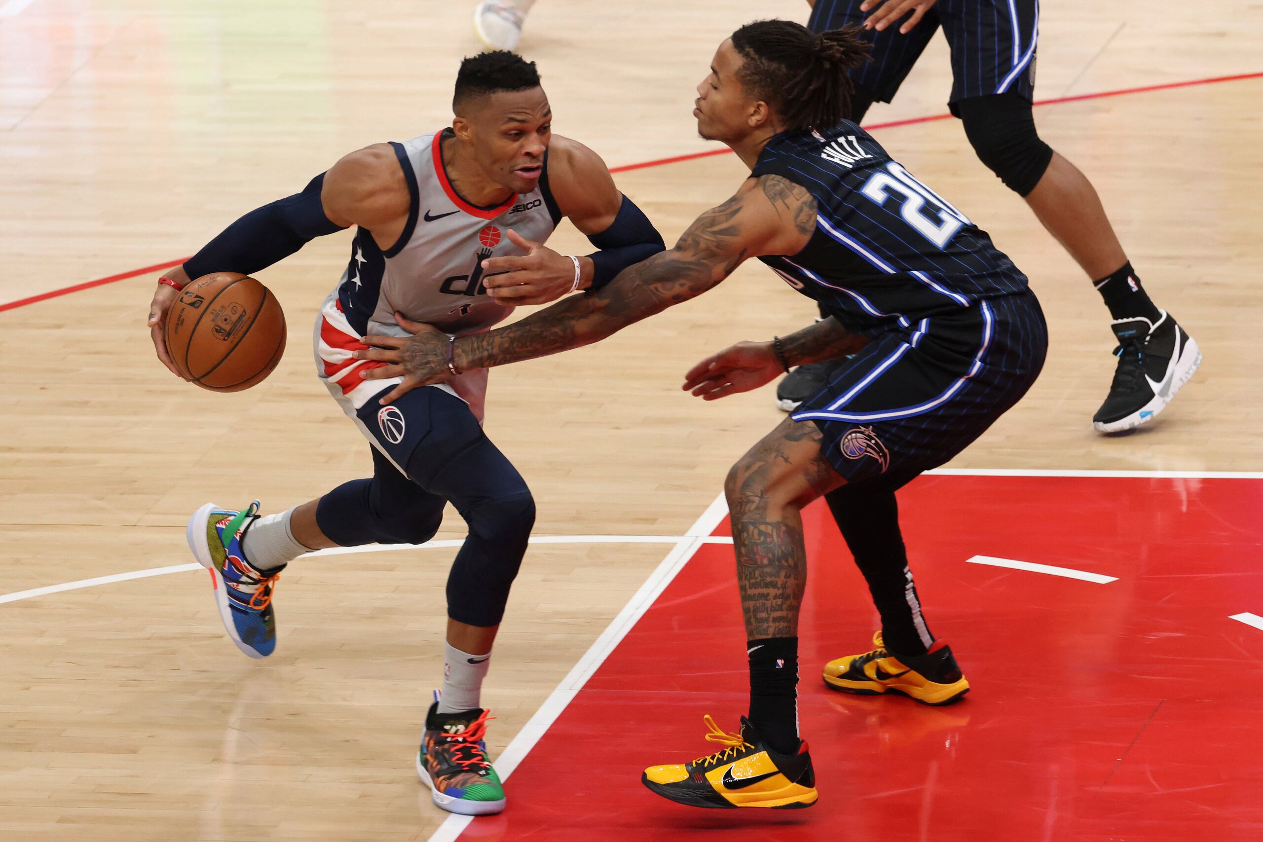 Russell Westbrook, de los Wizards, maneja el balón contra el armador del Magic, Markelle Fultz.