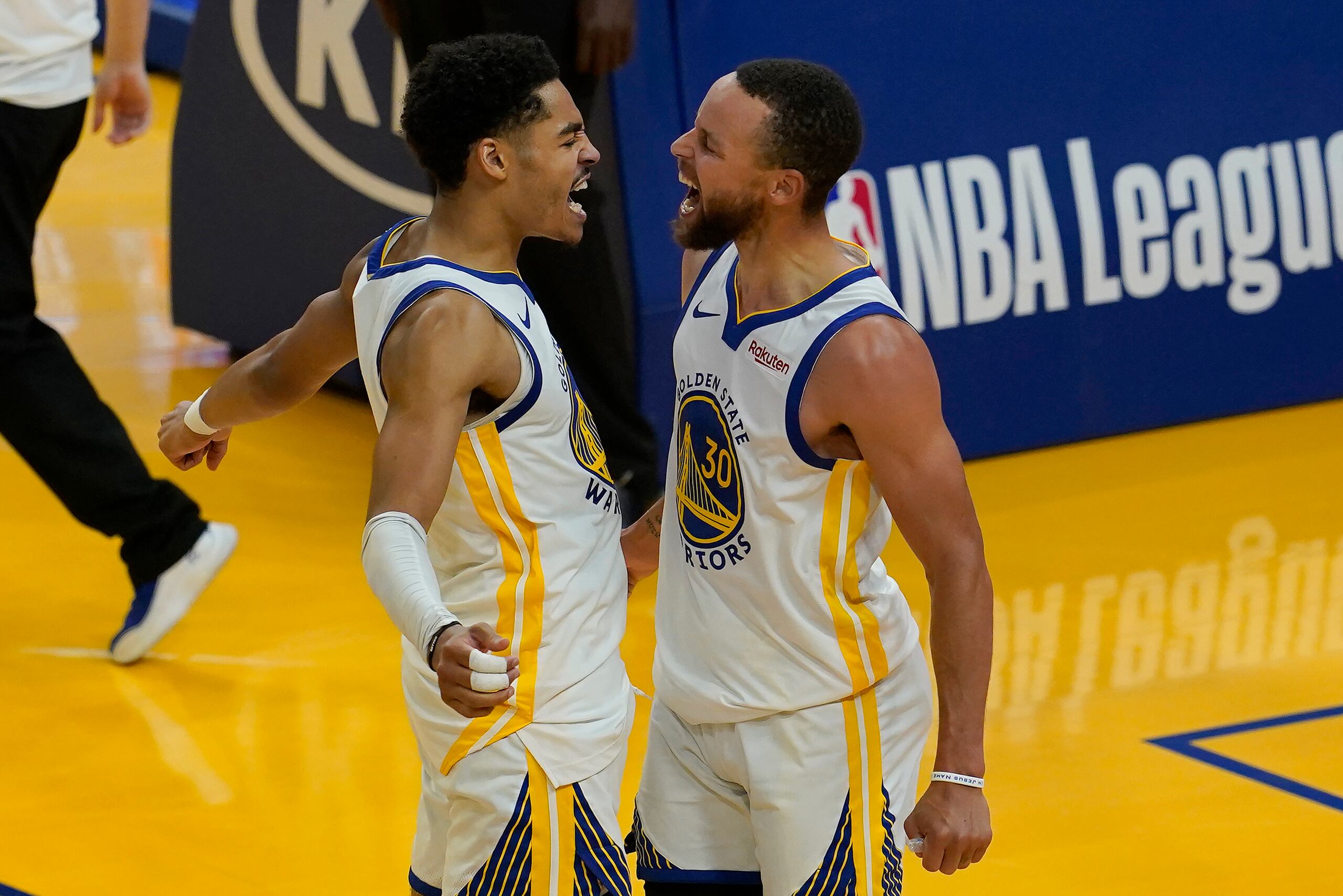 Stephen Curry celebra con Jordan Poole en el encuentro ante los Grizzlies de Memphis ayer, domingo.