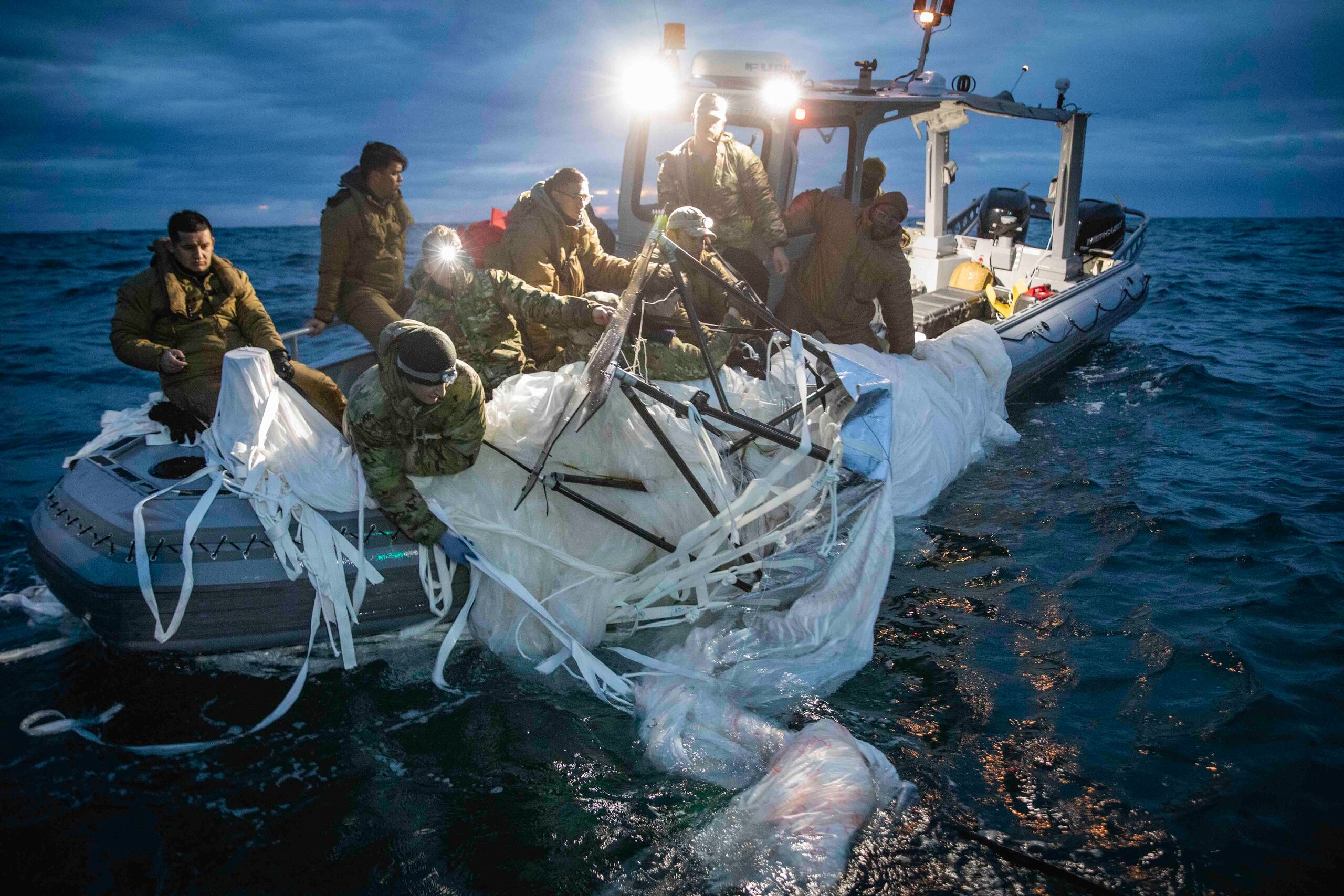 Fotografía cedida por la Armada de Estados Unidos donde aparecen unos marineros asignados al Grupo 2 de Eliminación de Artefactos Explosivos mientras recuperan el globo de vigilancia chino del mar, el 5 de febrero de 2023, frente a la costa de Myrtle Beach, Carolina del Sur. (EFE/Tyler Thompson U.S. Navy)