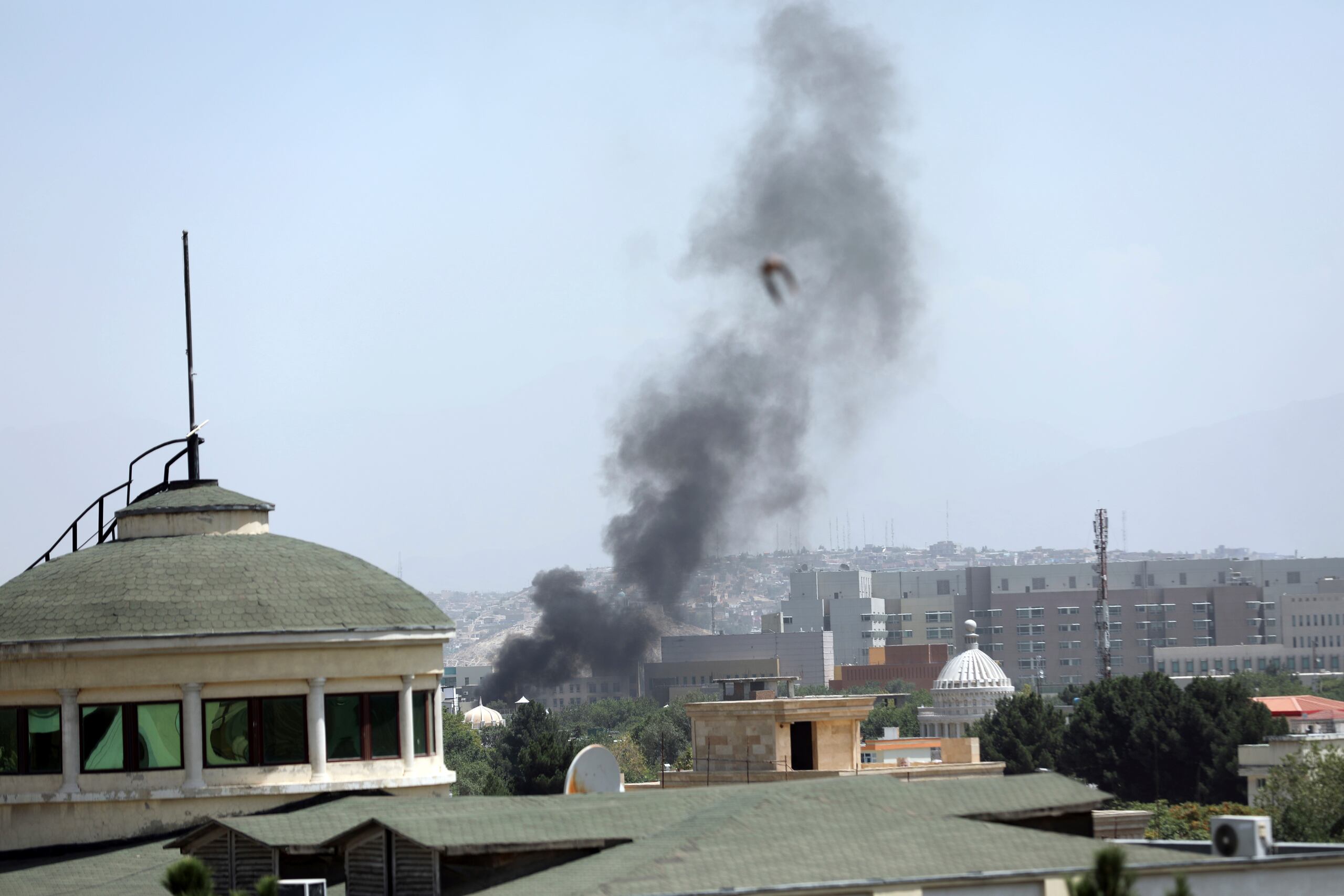 Humo saliendo cerca de la embajada estadounidense en Kabul, Afganistán.