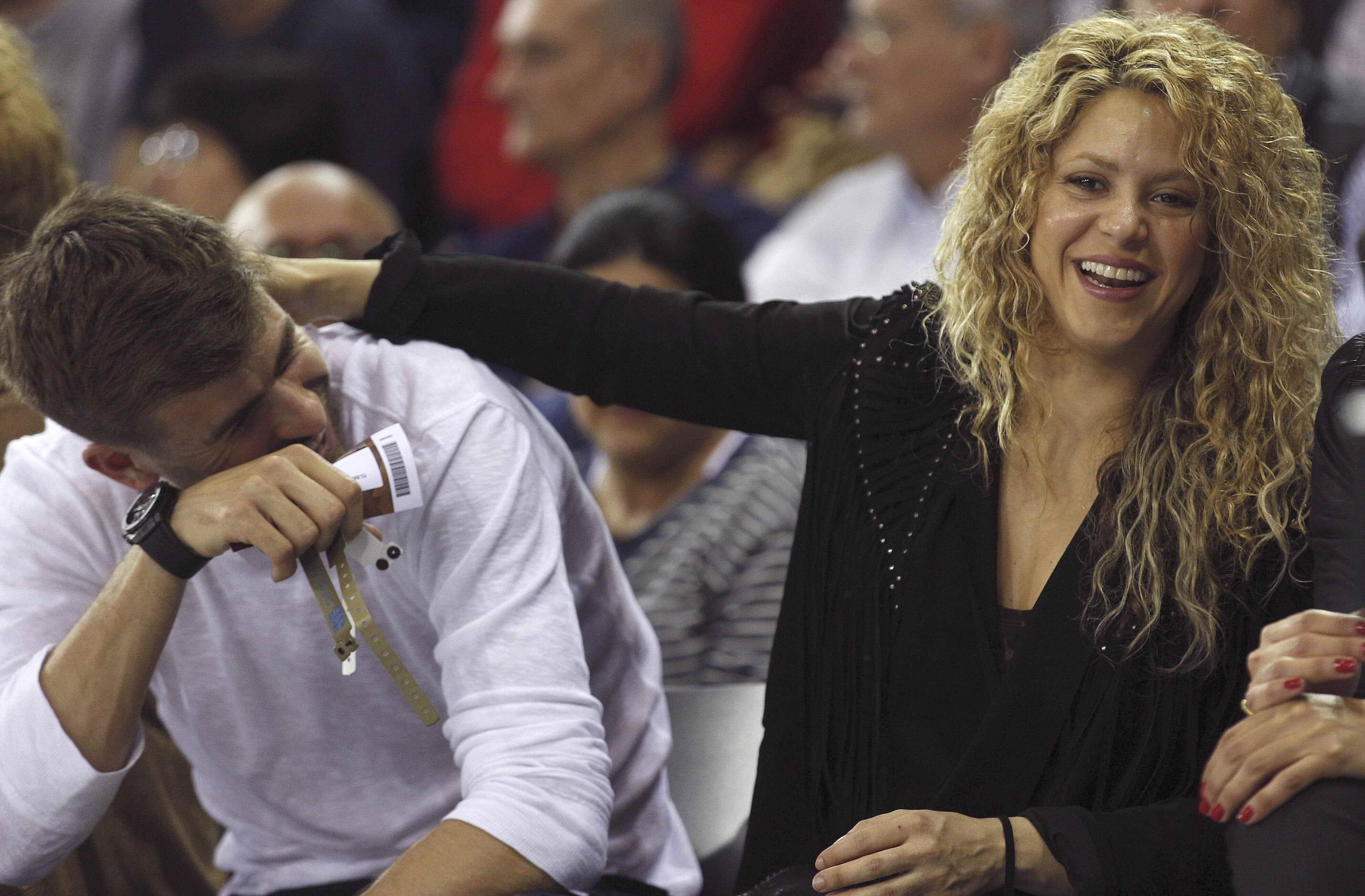 Gerard Piqué y la cantante colombiana Shakira durante un partido de la Euroliga de baloncesto entre FC Barcelona y Olympiacos. (EFE)