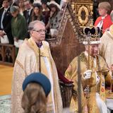 Carlos III es coronado rey en una solemne ceremonia