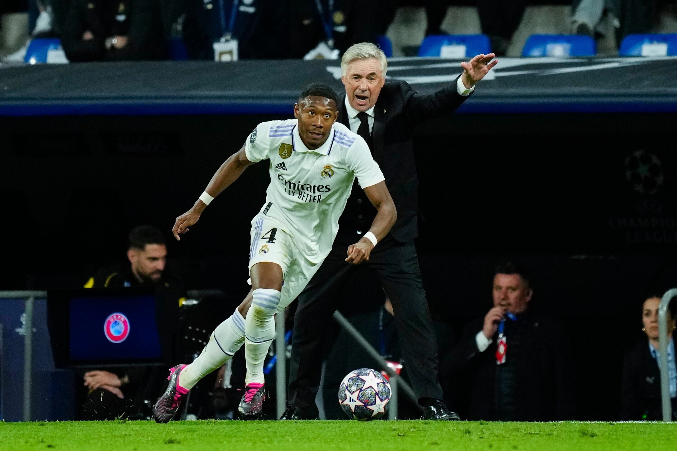 David Alaba, del Real Madrid, conduce el balón en el partido de cuartos de final de la Liga de Campeones ante el Chelsea, el miércoles 12 de abril de 2023 (AP Foto/Jose Breton)