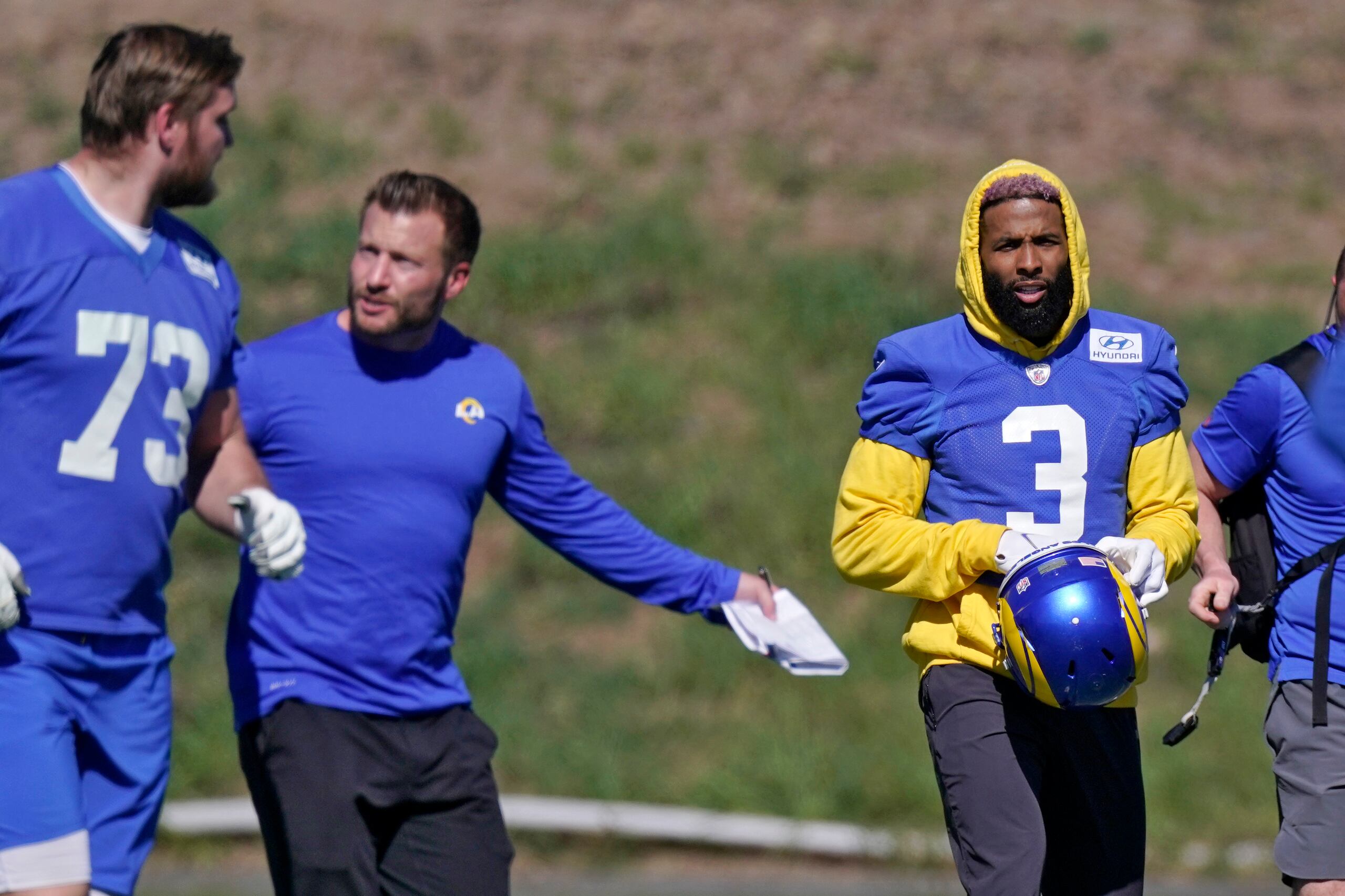 El coach de los Rams Sean McVay conversa con David Edwards y el wide receiver Odell Beckham Jr. durante la práctica del viernes.