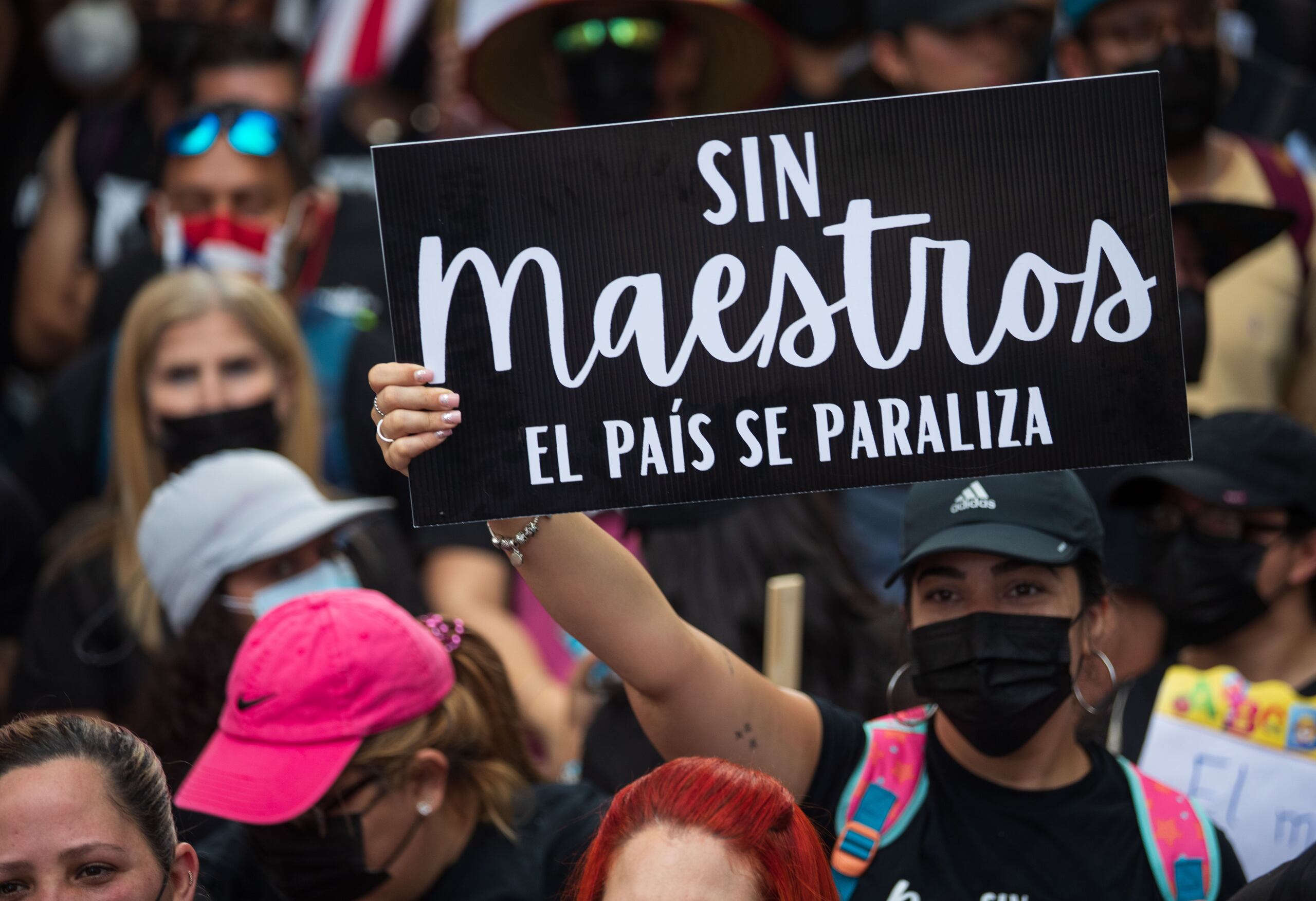 Mientras se llevaba a cabo la manifestación, sin embargo, el gobernador estaba en Barceloneta, según trascendió.