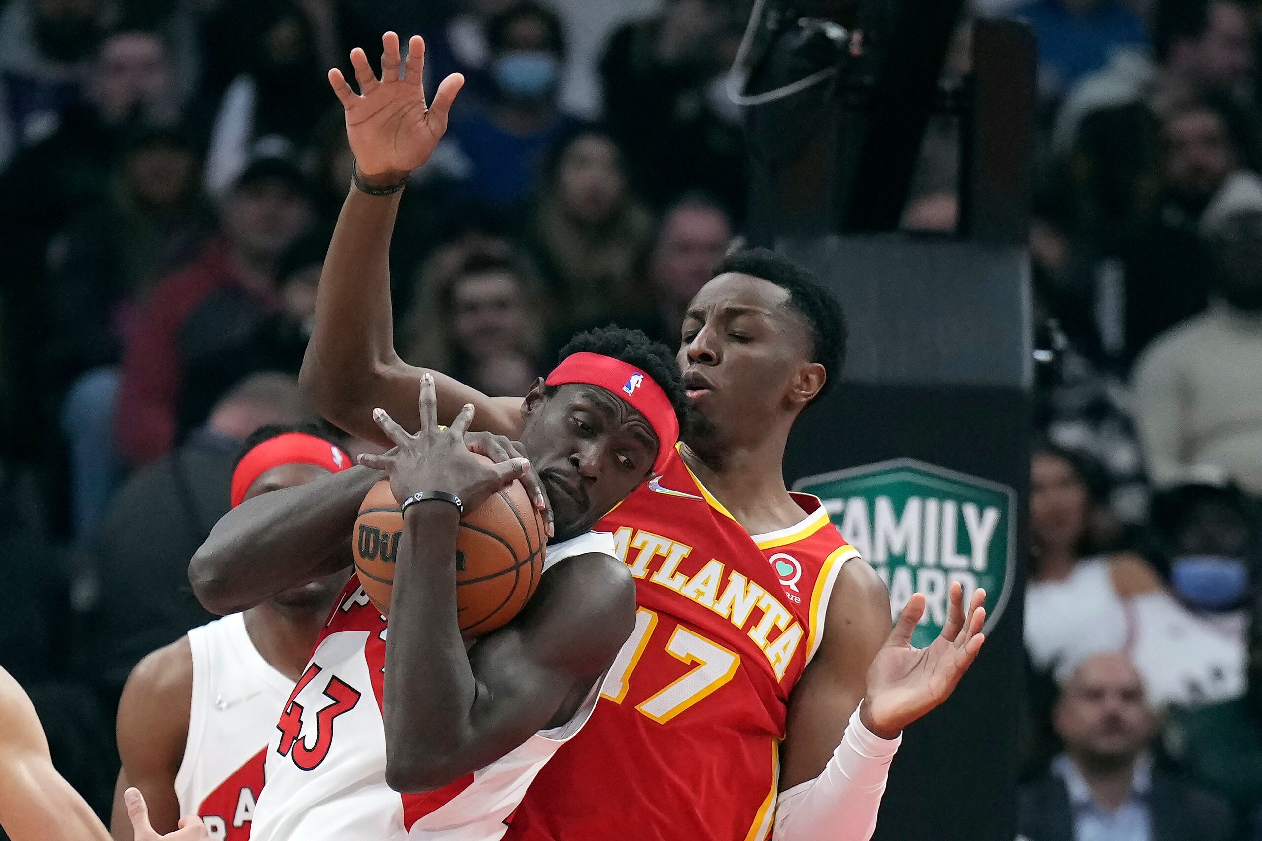 El delantero de los Raptors de Toronto, Pascal Siakam (43), se aferra al balón ante la defensa de Onyeka Okongwu (17), de los Hawks de Atlanta.