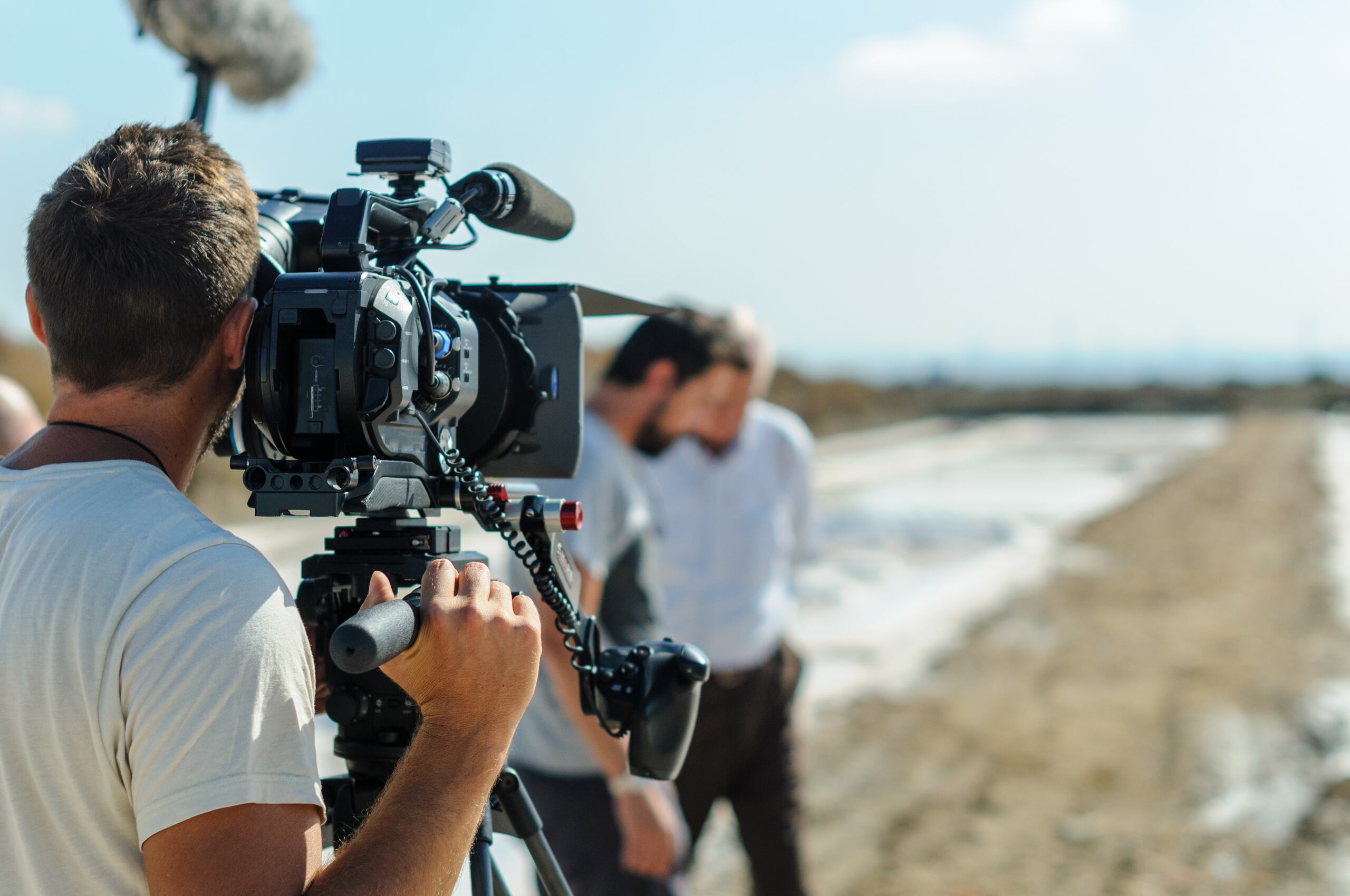 Un hombre con una cámara grabando una escena.