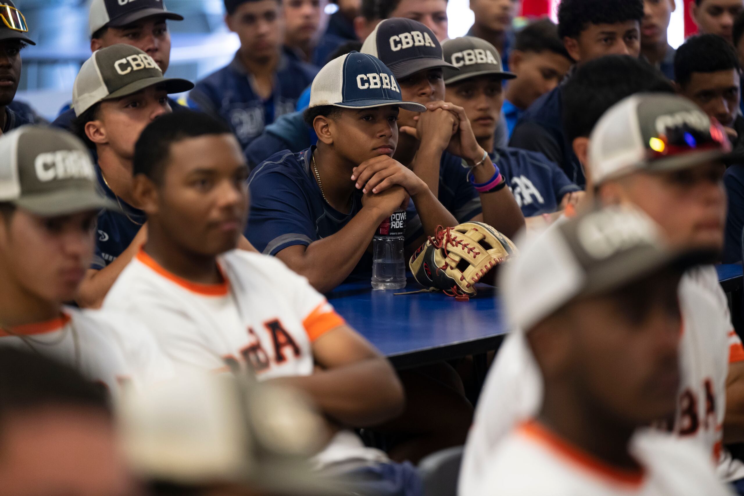 Aquí se ven a los estudiantes escuchando la charla de Francisco Lindor.