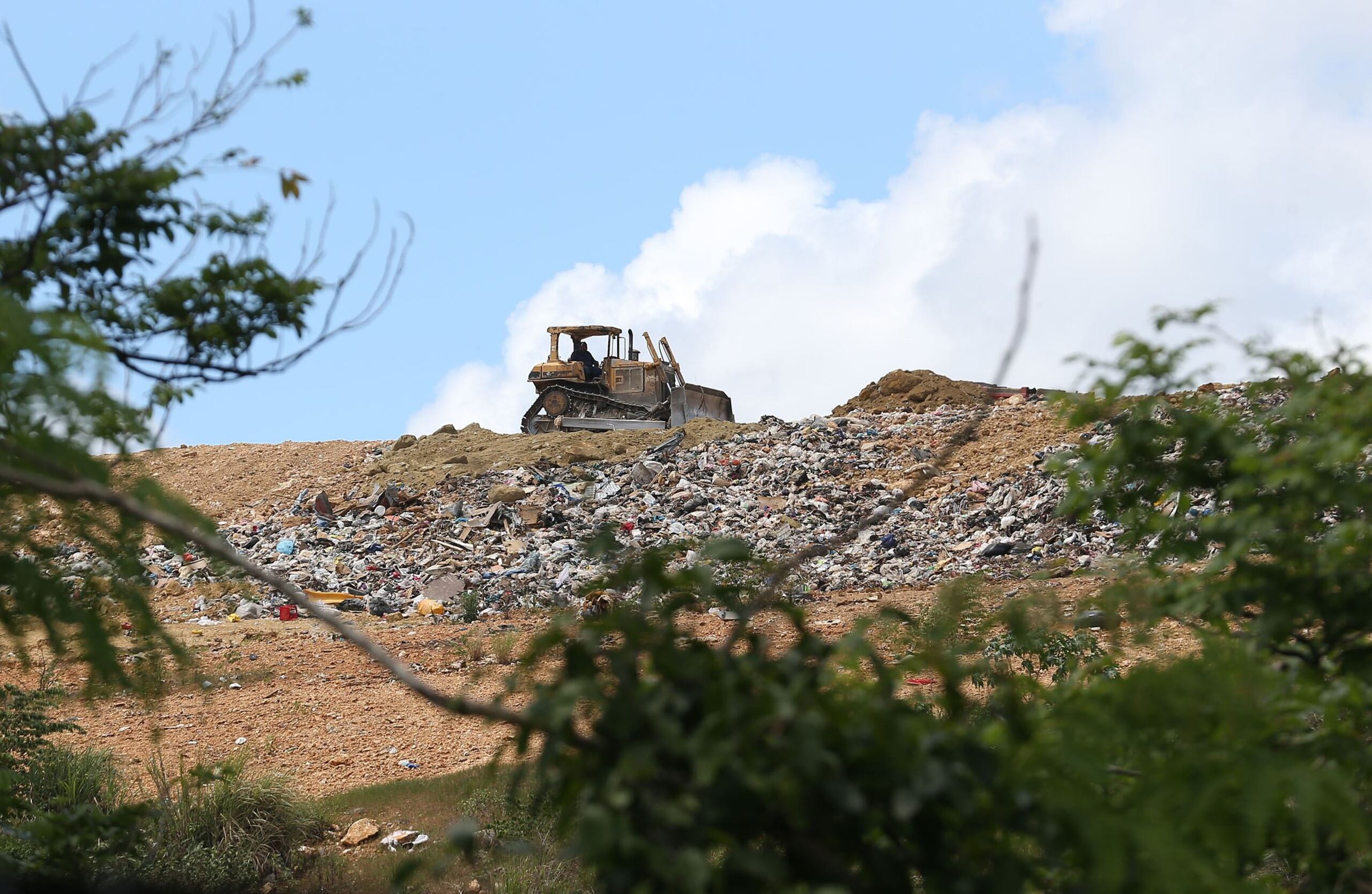 El vertedero de Toa Alta se encuentra en la parte superior del sistema acuífero de la costa norte de Puerto Rico. (GFR Media)