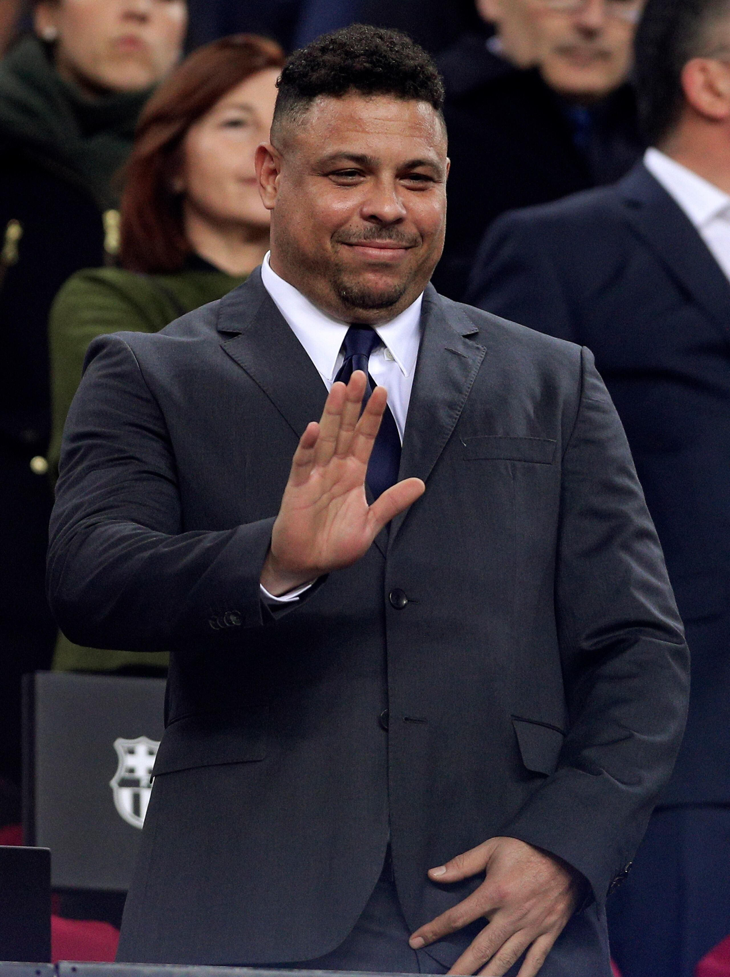 Ronaldo, presidente del club Valladolid, saluda antes de un partido de la Liga frente al Barcelona, el sábado 16 de febrero de 2019, en el Camp Nou de Barcelona, España.