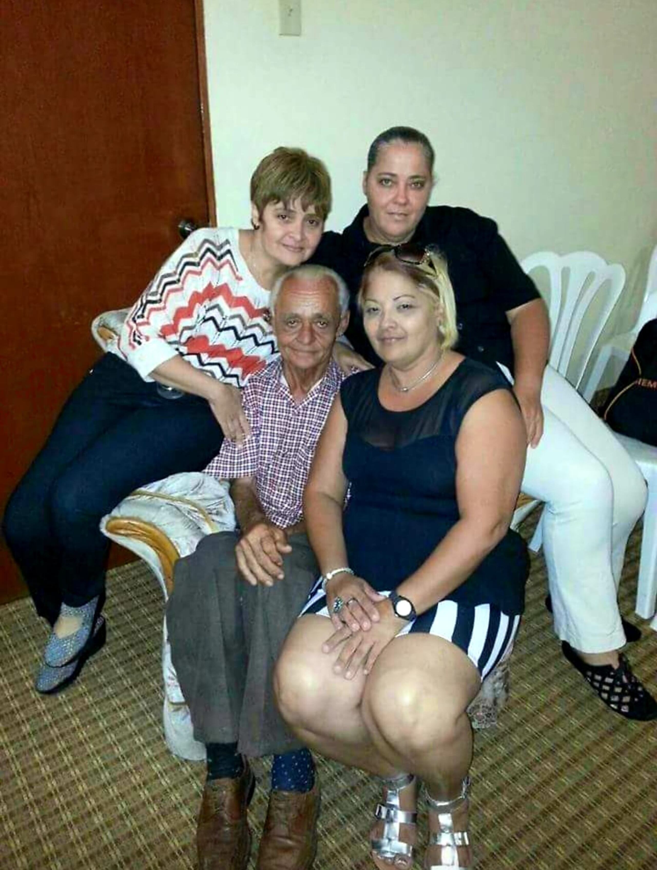 En la foto las hijas de Antonio Ocasio Ortiz de 75 años, quien fue atropellado por el conductor de una camioneta en la carretera PR-165 del barrio Palmarejo en Corozal, durante la madrugada del 1 de octubre del 2016, quien lo abandonó moribundo.