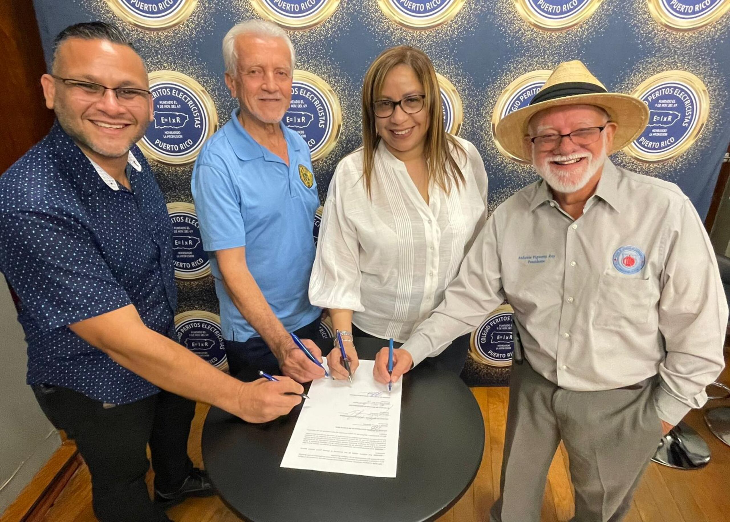 De izquierda a derecha, Julio Bonilla, presidente del Colegio de Mecánicos y Técnicos Automotrices; Jimmy Solivan Cartagena, presidente del Colegio de Maestros Plomeros de PR; Frances Berríos, presidenta del Colegio de Peritos Electricistas de PR y Antonio Figueroa Rey, presidente del Colegio de Técnicos de Refrigeración.