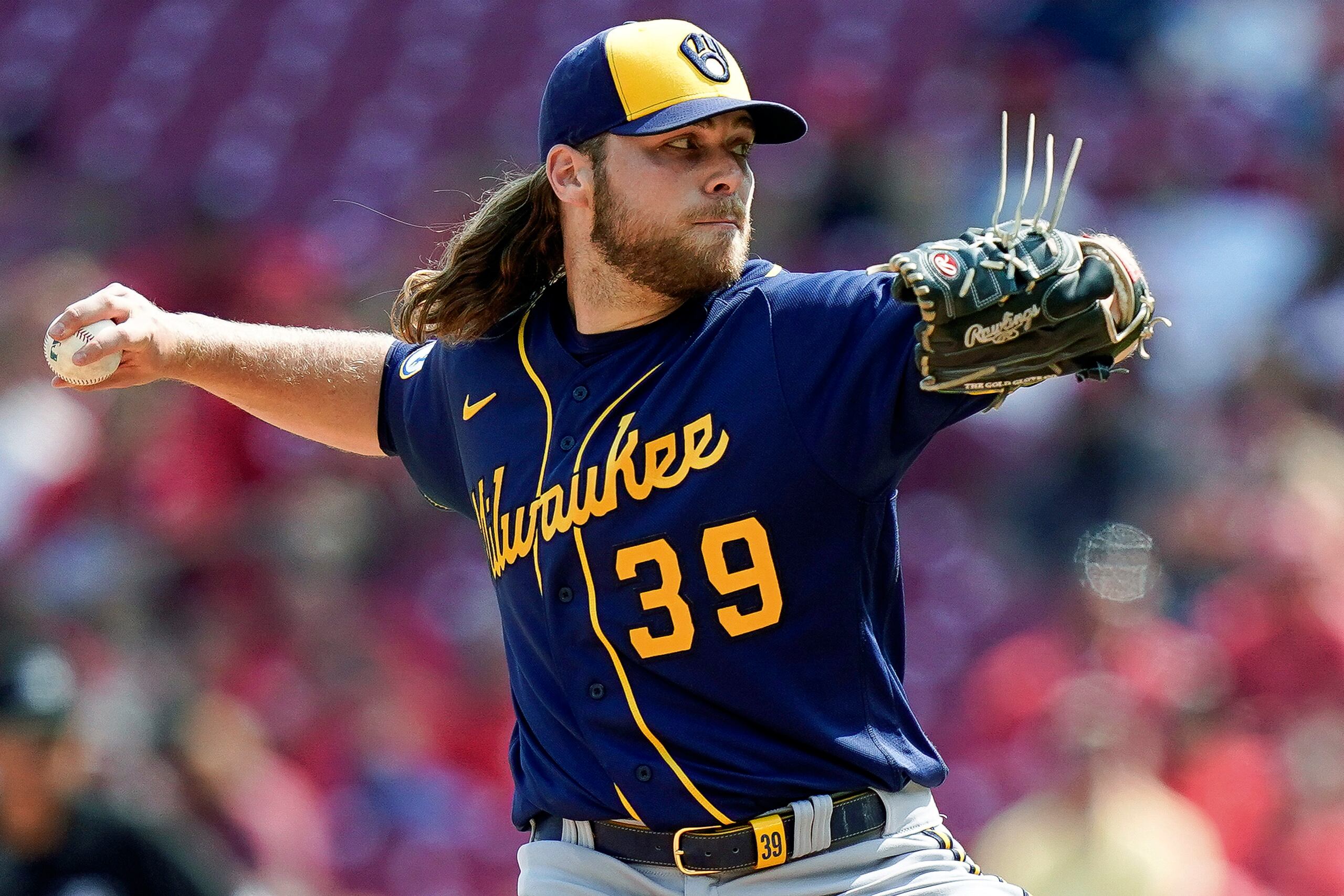 Corbin Burnes fue el líder de las Grandes Ligas en efectividad al registrar 2.43 con los Brewers de Milwaukee.