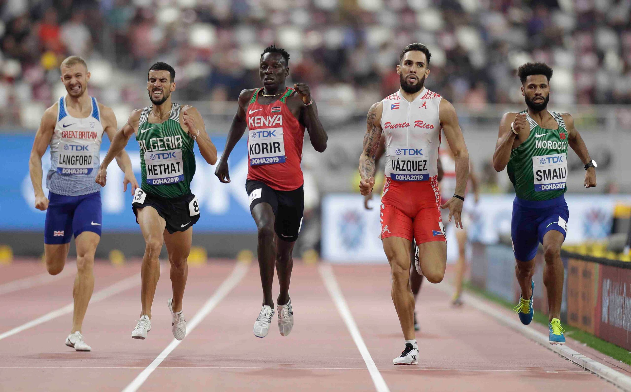 Wesley Vázquez, segundo de derecha a izquierda, durante su debut en el Campeonato Mundial de Atletismo en Doha. (AP)