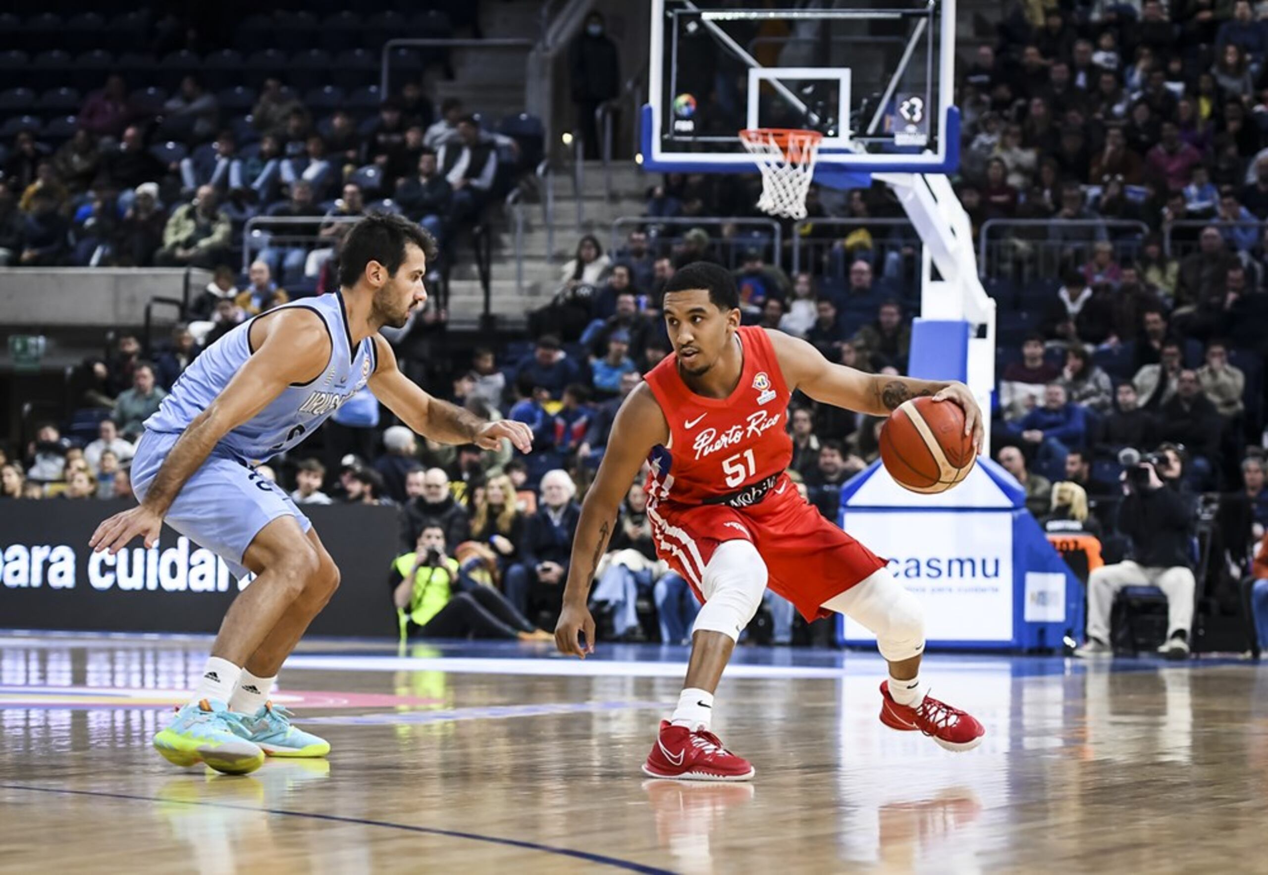 Tremont Waters busca quitarse de encima la defensa de Uruguay en el partido de este lunes. Puerto Rico cayó en el encuentro.