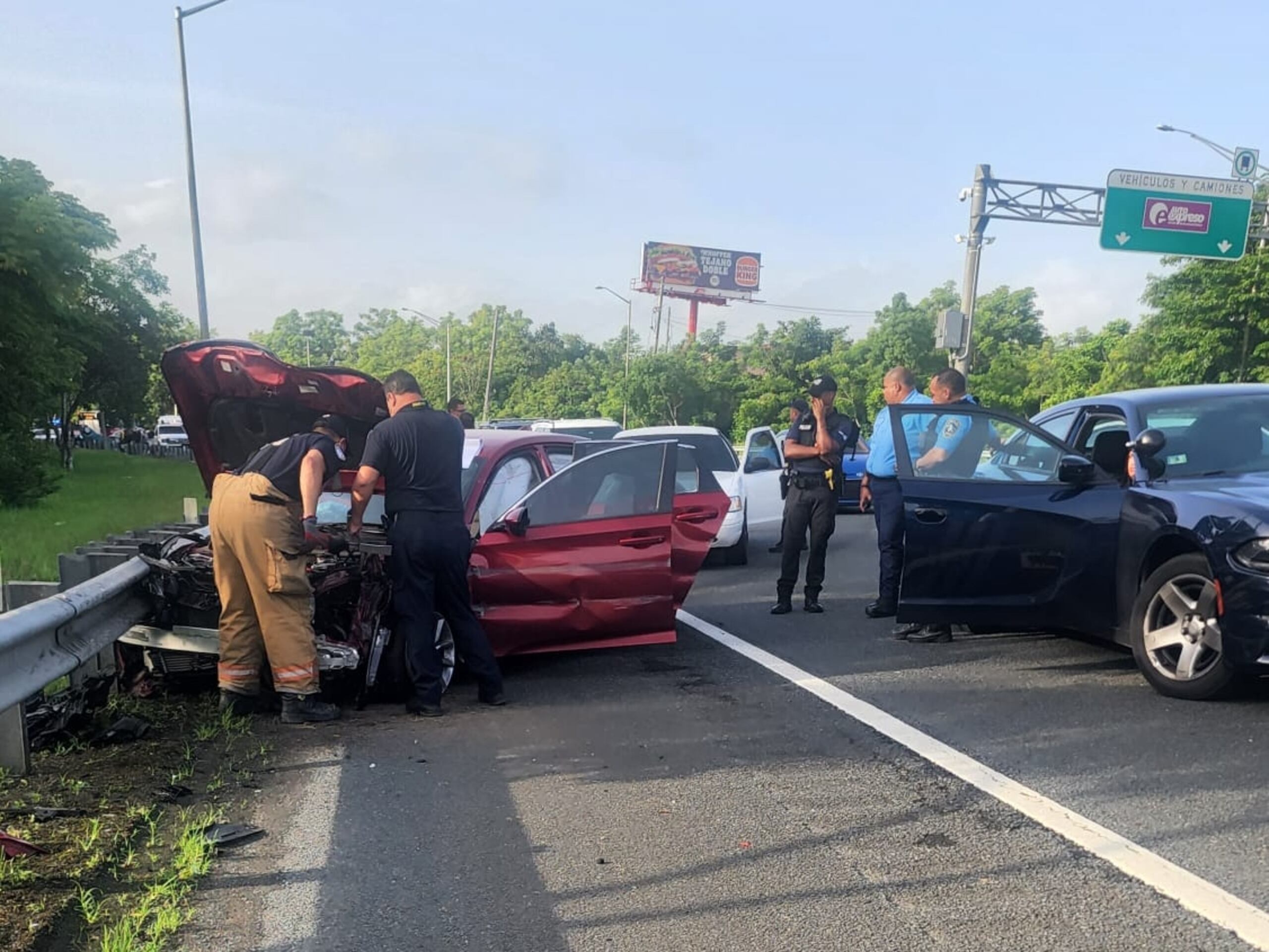 Tres de los cuatro ocupantes del Honda Accord color rojo fueron arrestados, mientras que uno de ellos resultó herido de bala en un intercambio de disparos con policías.