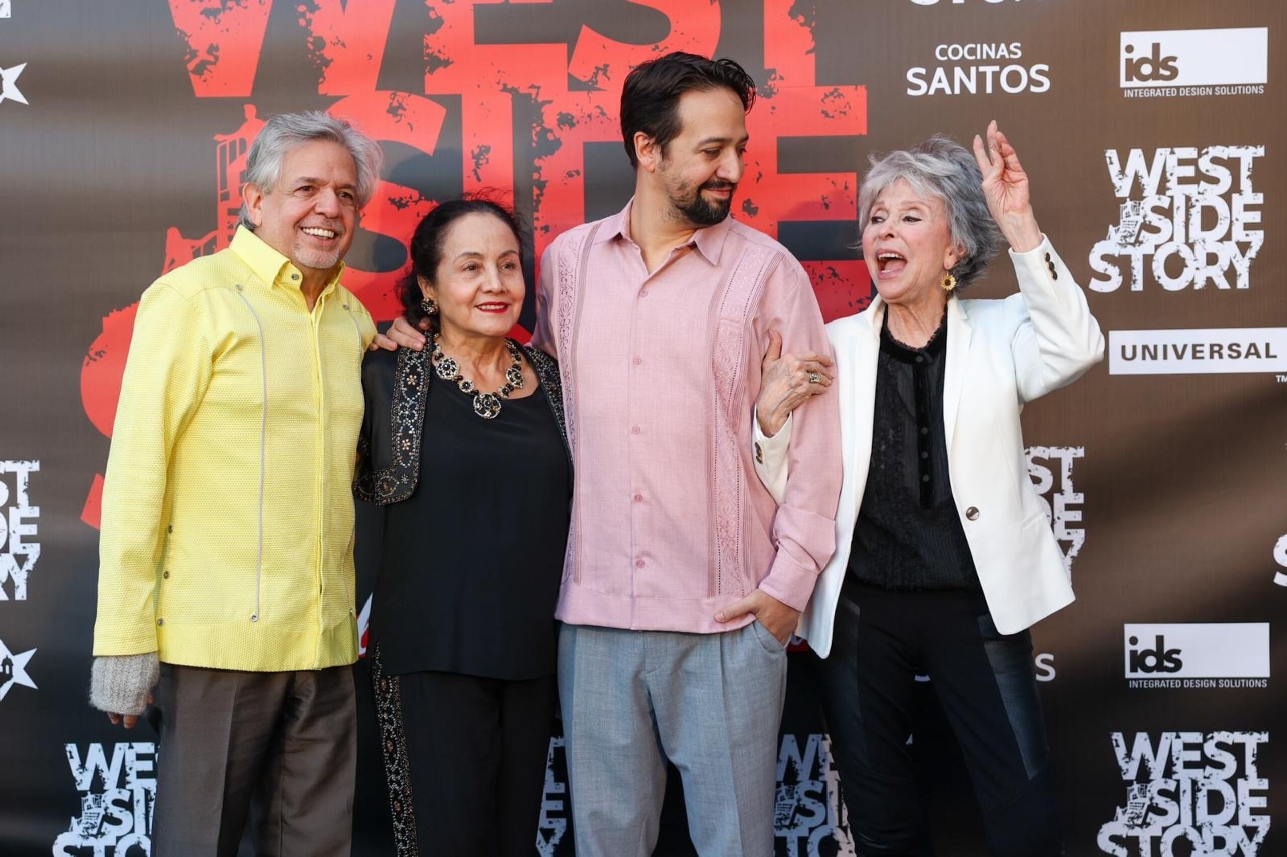 Luis A. Miranda Jr., su esposa, Luz Towns Miranda, y Lin-Manuel Miranda junto a Rita Moreno en la alfombra azul del musical "West Side Story".