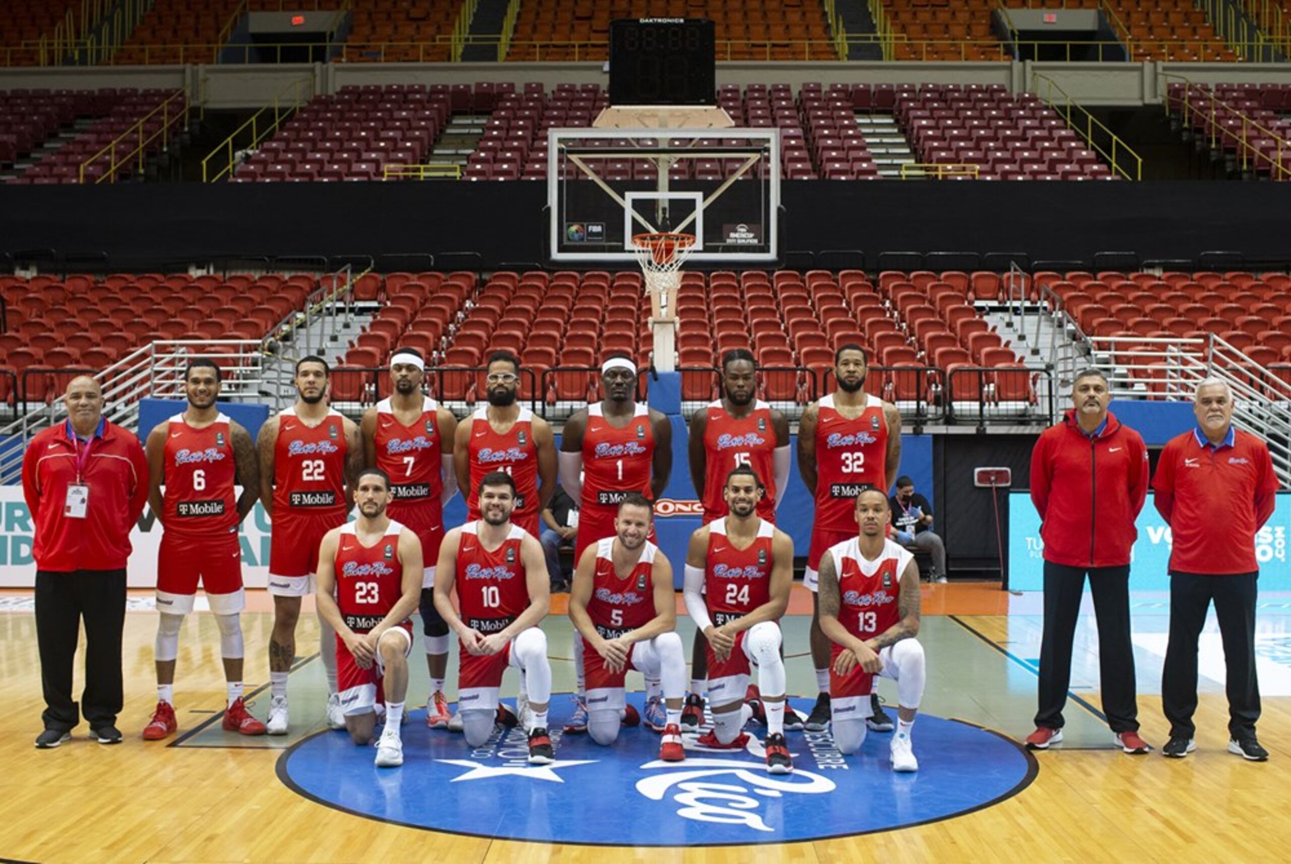 Iván Gandía (10) al centro junto al veterano armador José Juan Barea, en una foto posada del Equipo Nacional en el Coliseo Roberto Clemente, previo a su partido ante México.