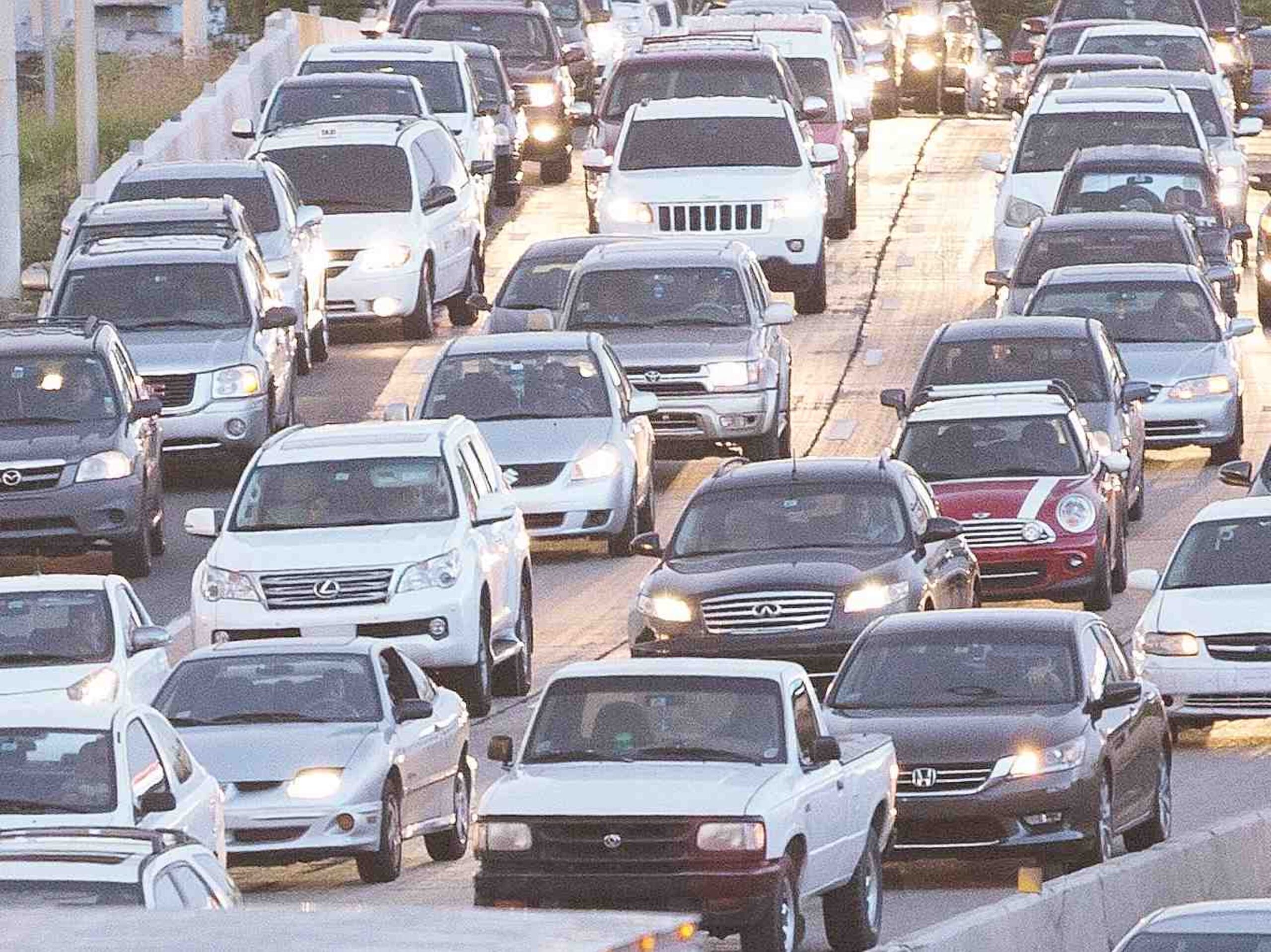 Se le recomienda a los conductores a tener precaución porque el pavimento está mojado y, de ser posible, a tomar vías alternas. (Archivo / GFRR Media)