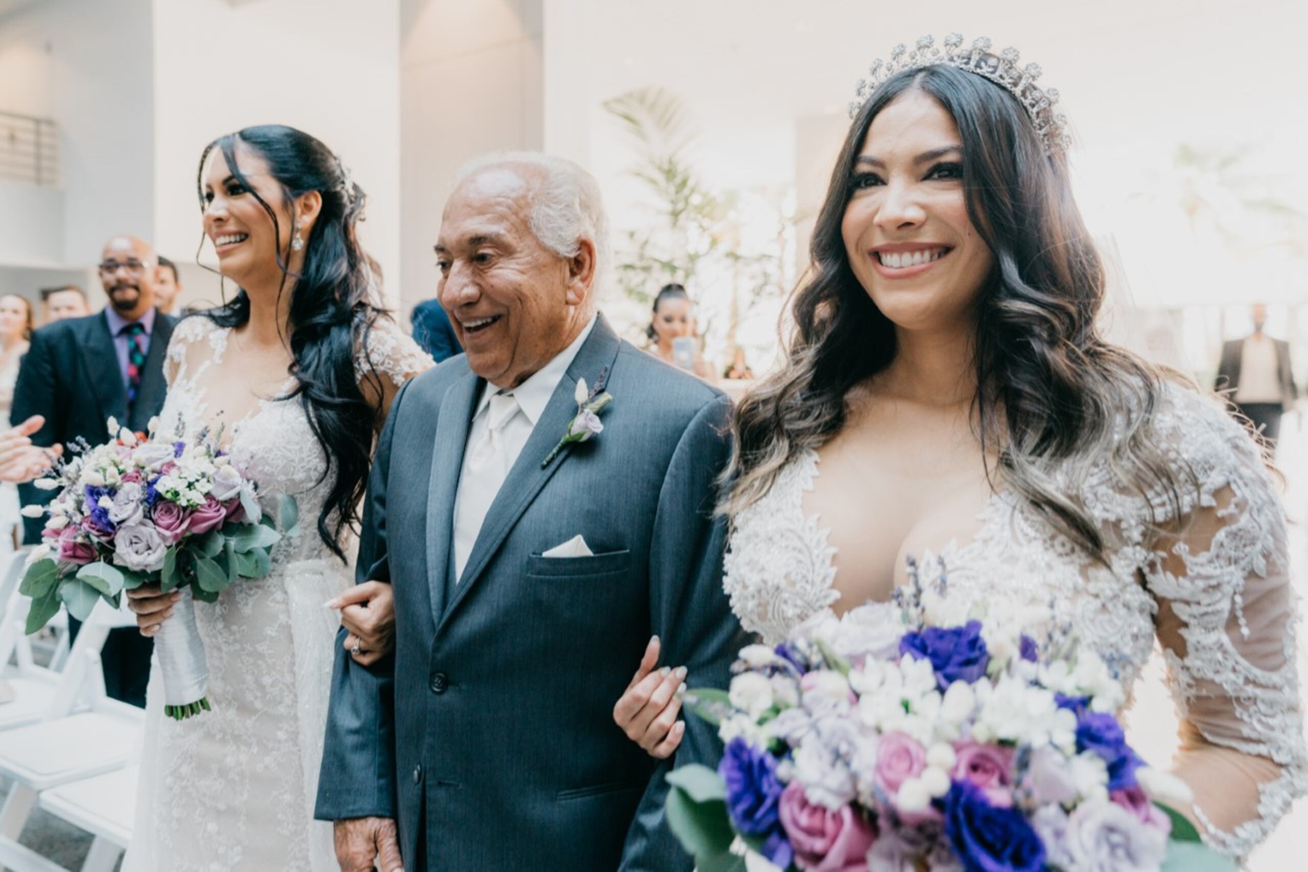 Saritza y Zuleika desfilaron junto a su papá el día de su boda.  (Foto por: Diana Wedding Photography)