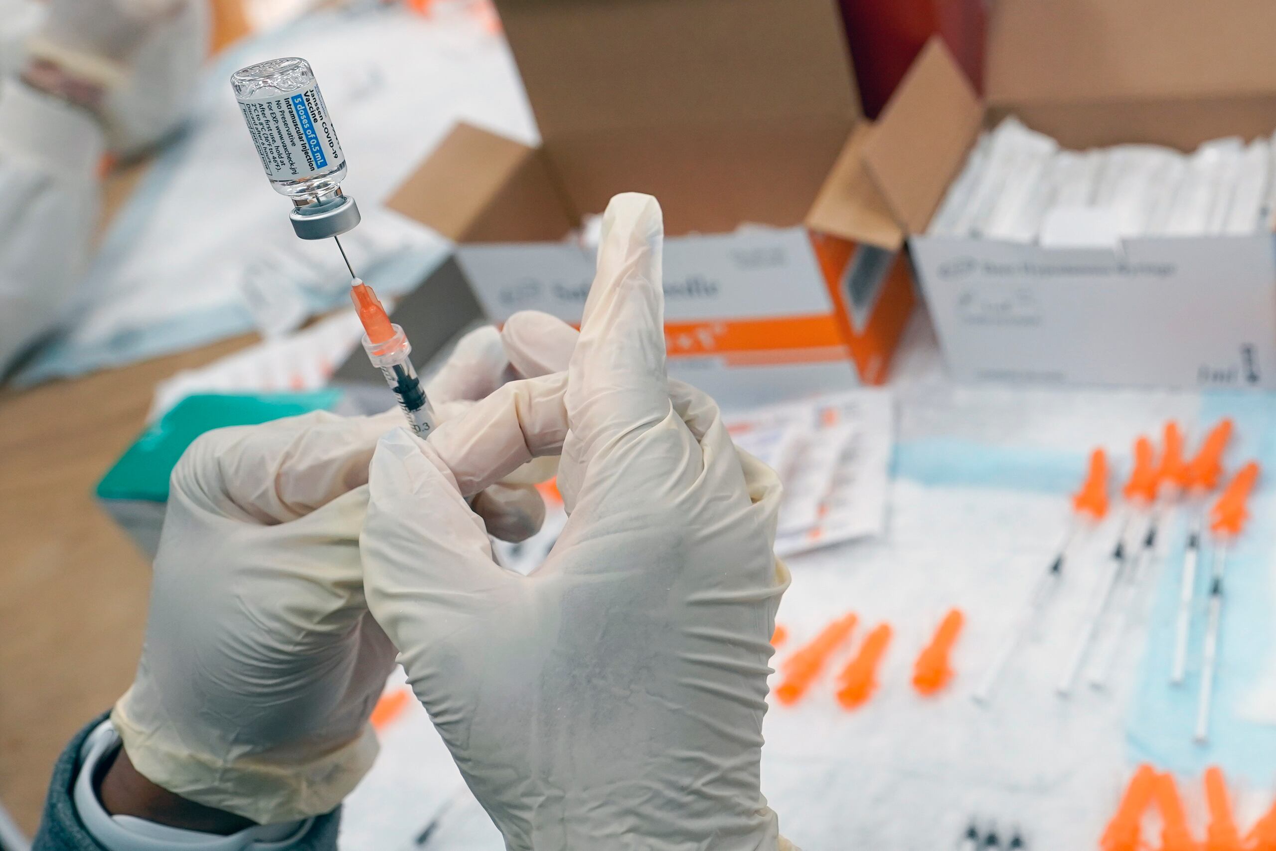 Una enfermera llenando una jeringa con la vacuna contra el COVID-19 de Johnson & Johnson en un centro de vacunación en Staten Island, Nueva York.