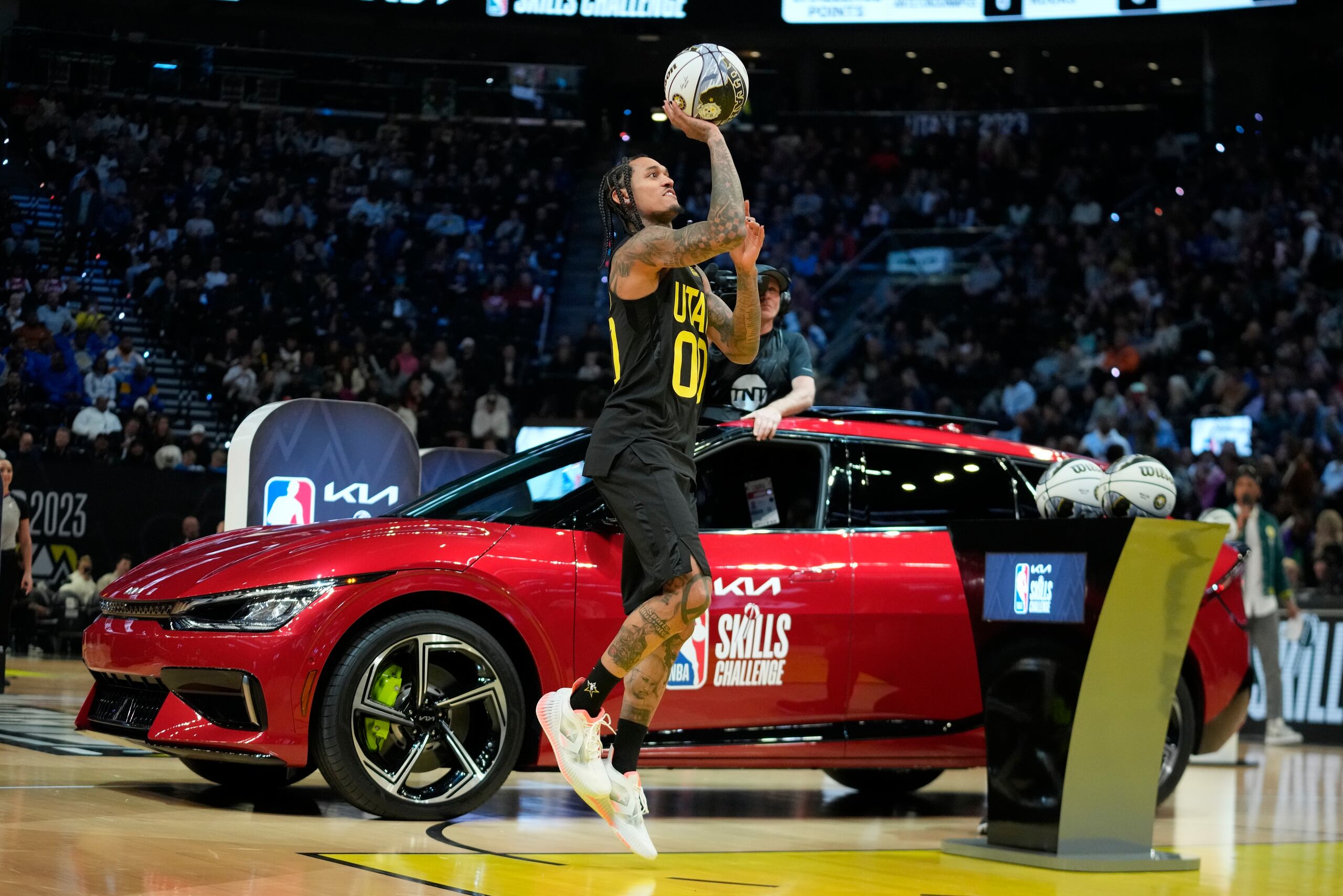 Jordan Clarkson, del Jazz de Utah, dispara durante el concurso de habilidades efectuado el sábado como parte de las actividades ligadas al Juego de Estrellas de la NBA.