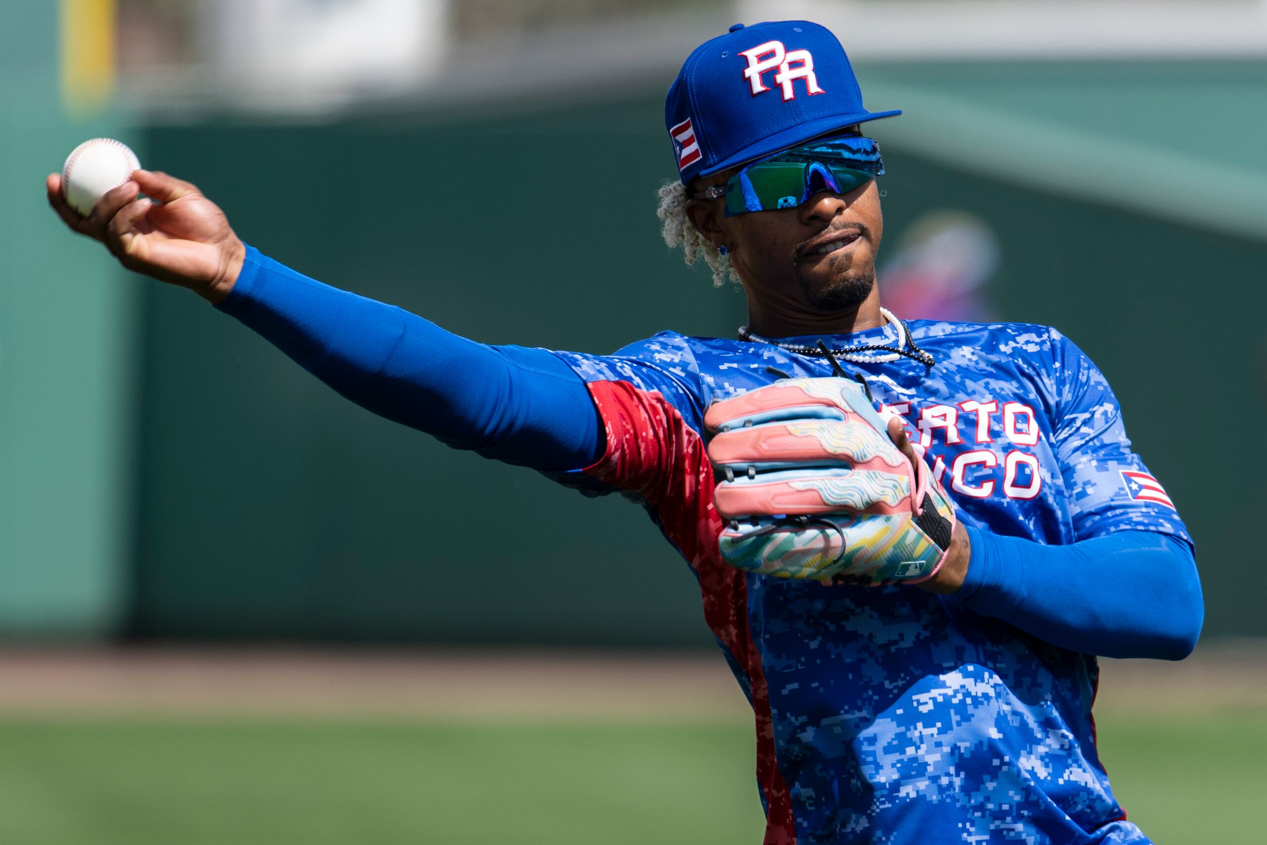 El campo corto y capitan de Puerto Rico, Francisco Lindor, practica en el terreno del Jet Blue Park en preparación para el Clásico Mundial.