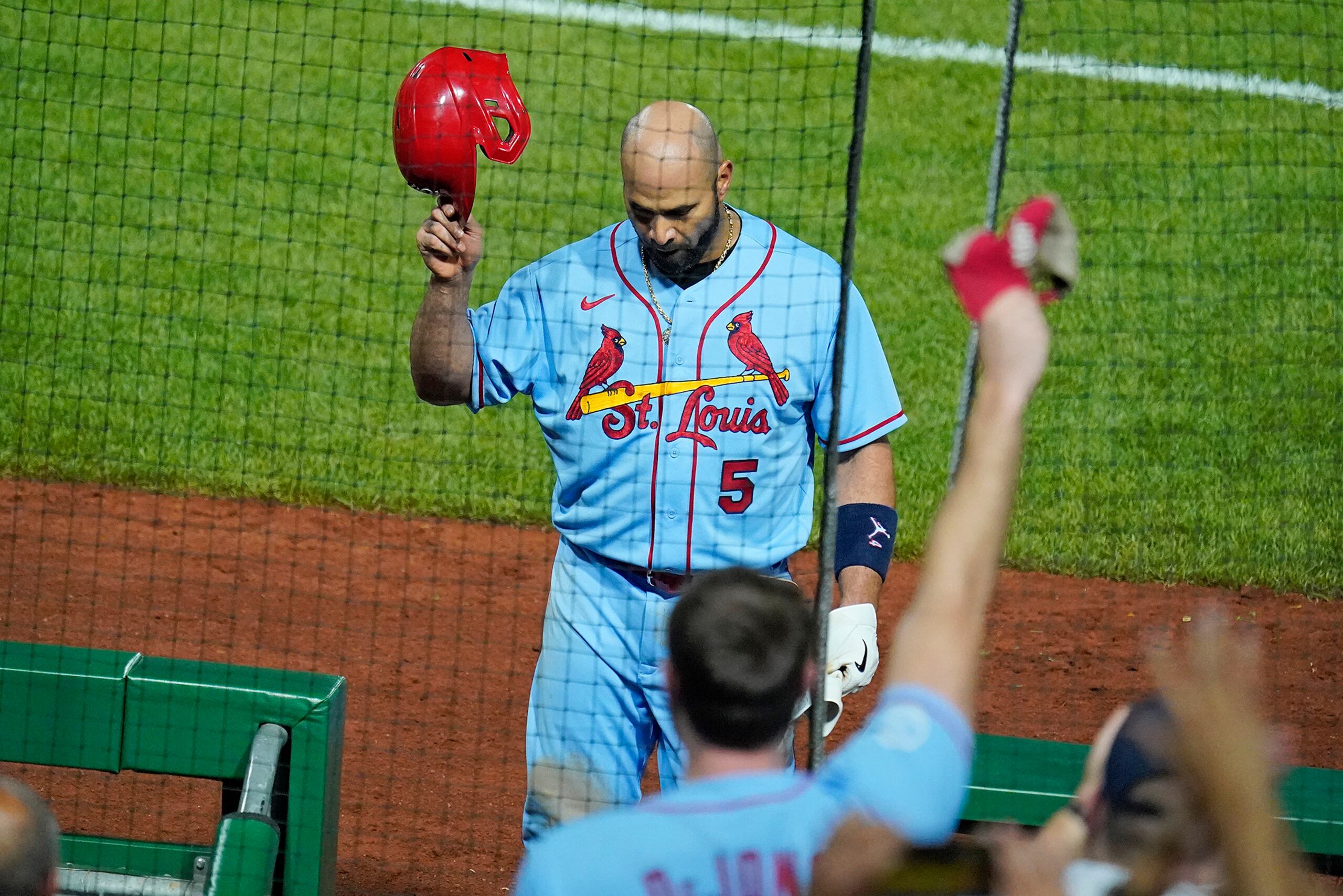 El dominicano Albert Pujols, de los Cardinals de San Luis, regresa al 'dugout' luego de ser reemplazado por un corredor emergente en el juego del sábado ante los Pirates de Pittsburgh.