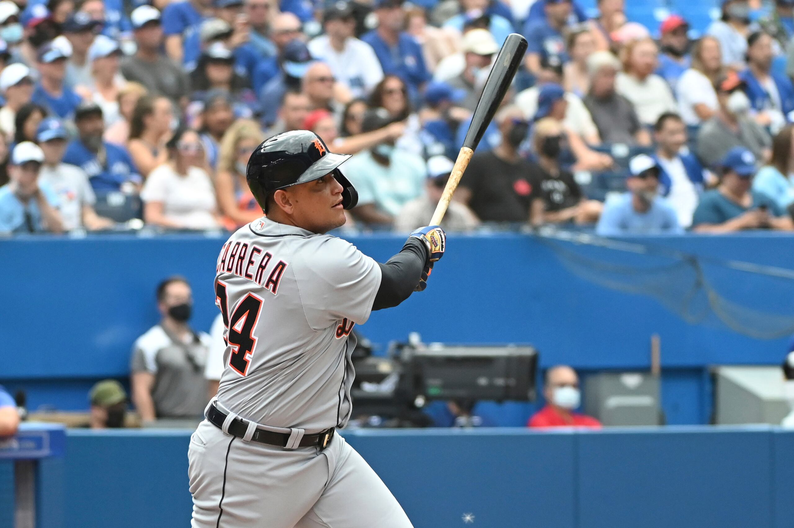 Miguel Cabrera observa la trayectoria de su cuadrangular número 500 en la sexta entrada del partido de este domingo ante los Blue Jays de Toronto en el Roger Center.