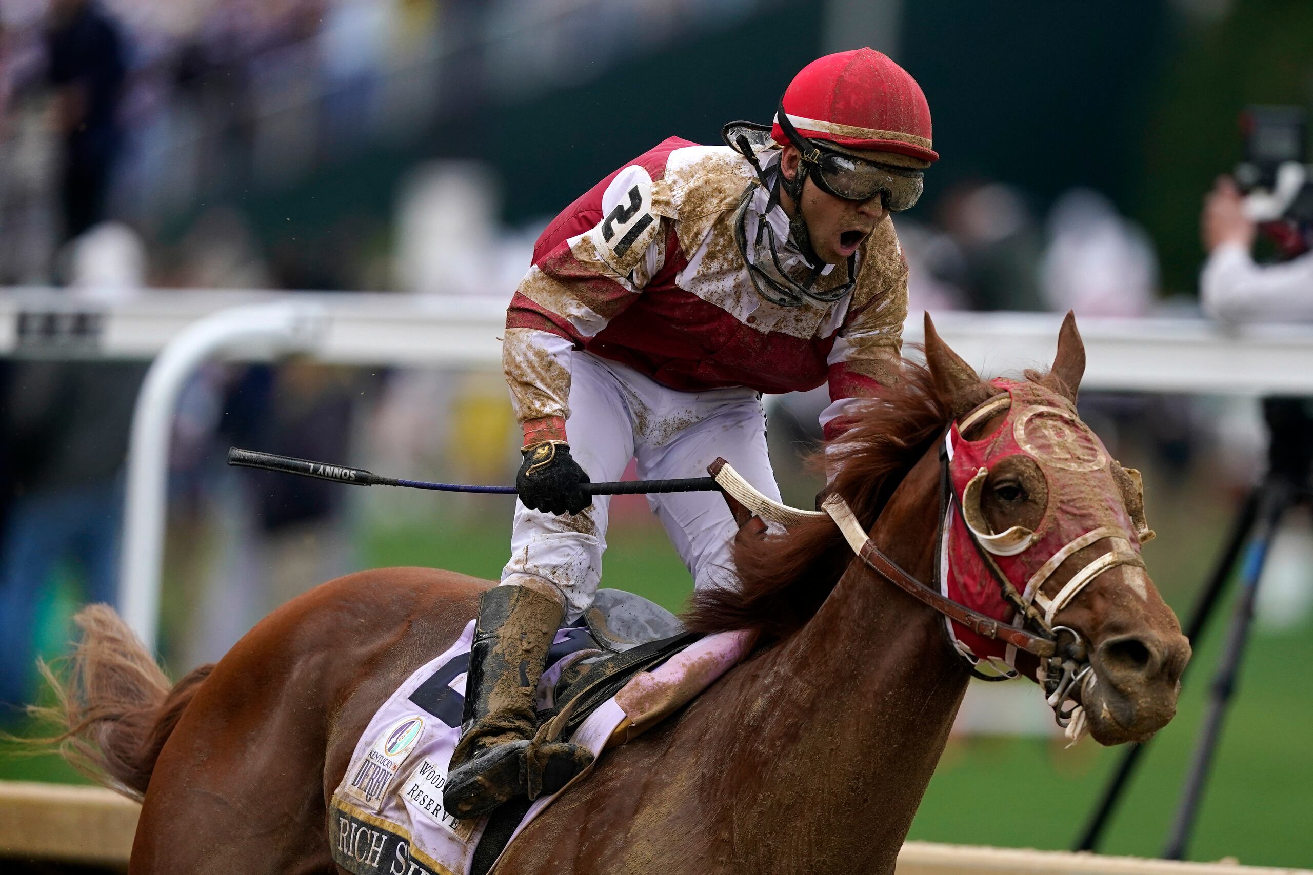 El jockey venezolano Sonny León festeja, montado en Rich Strike, al ganar la edición 148 del Derby de Kentucky, el sábado 7 de mayo de 2022 (AP Foto/Charlie Neibergall)