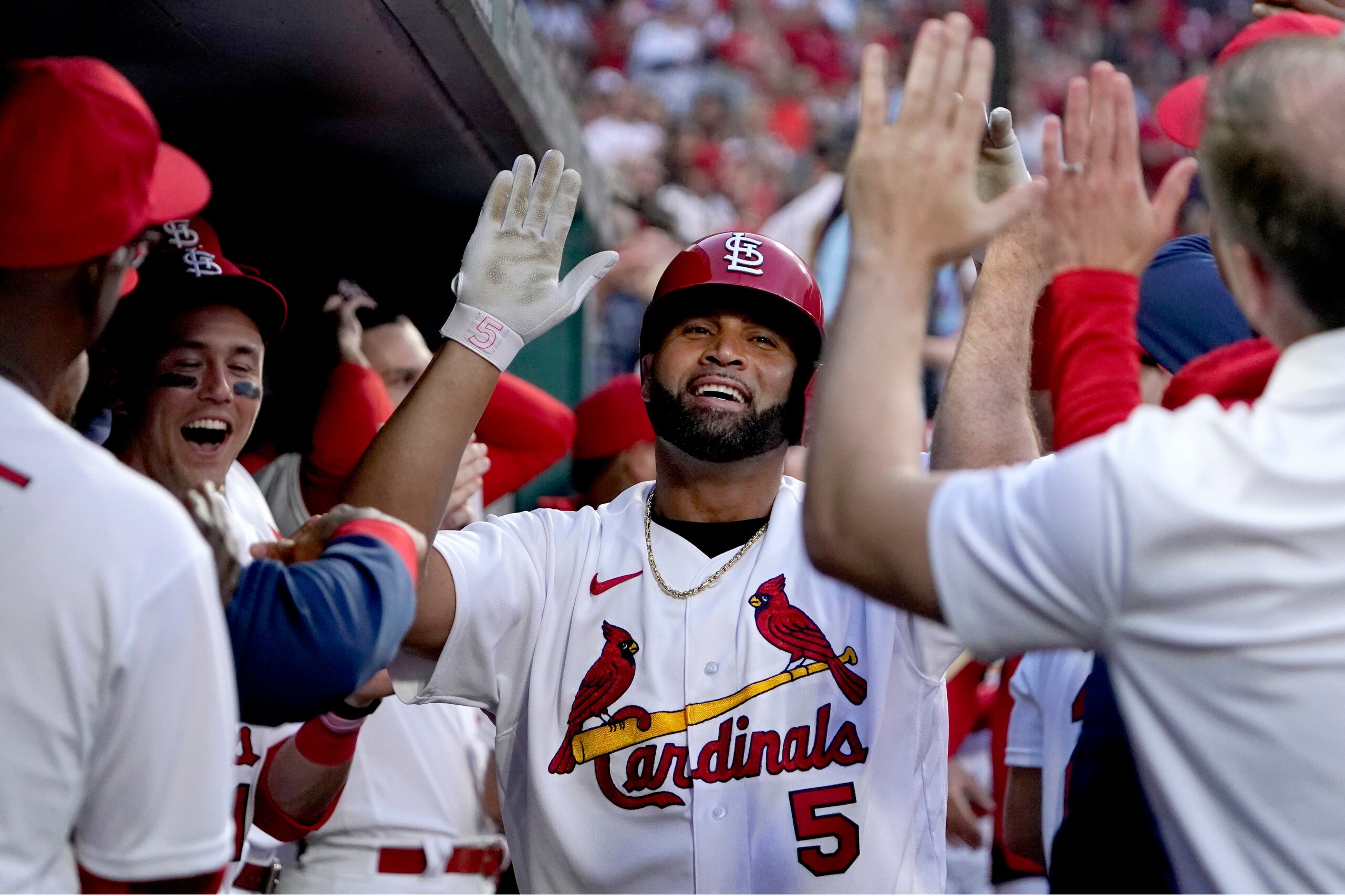 Albert Pujols (5) es felicitado por sus compañeros de los Cardinals de San Luis tras disparar un cuadrangular solitario el martes ante Kansas City.