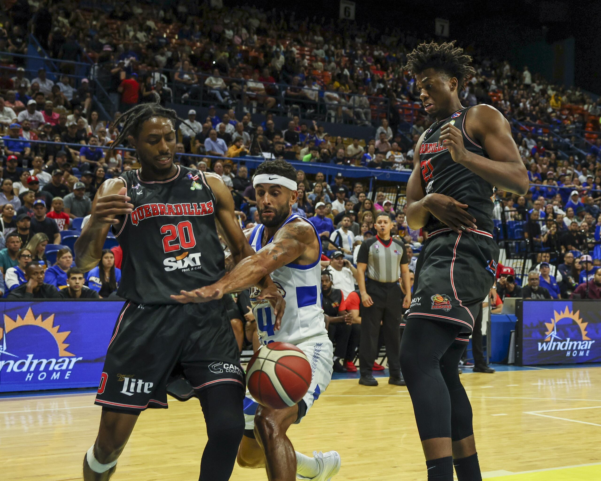 Brandon Knight y Hassan Whiteside, refuerzos de los Piratas, aparecen en esta foto en un partido contra los Vaqueros de Bayamón. La presencia de estos dos importados ha mantenido a Quebradillas al tope del torneo desde el primer día de la temporada.