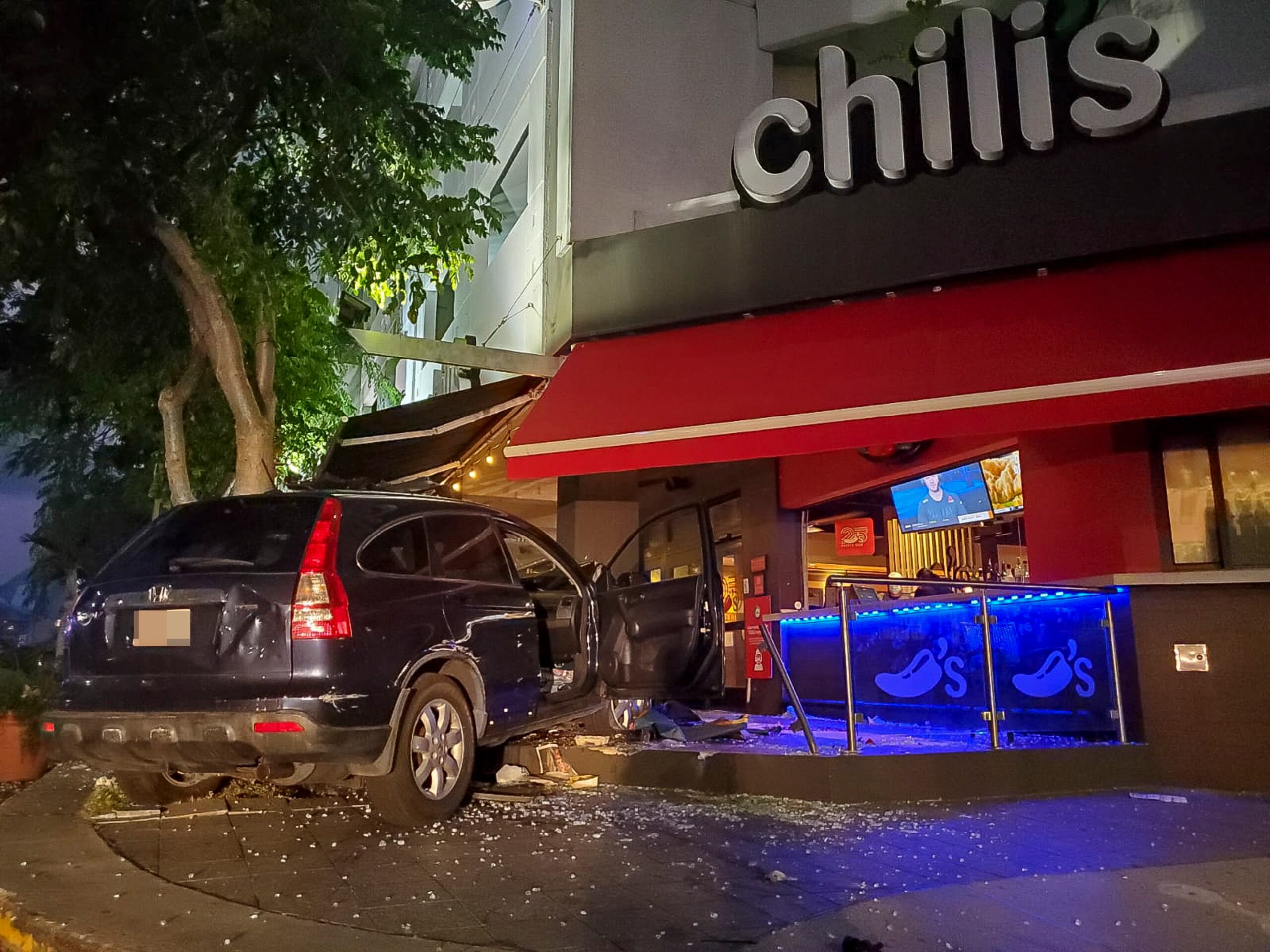 Tanto el conductor como dos mujeres que estaban consumiendo alimentos en la terraza del restaurante resultaron heridos. Una de las mujeres está en condición grave.