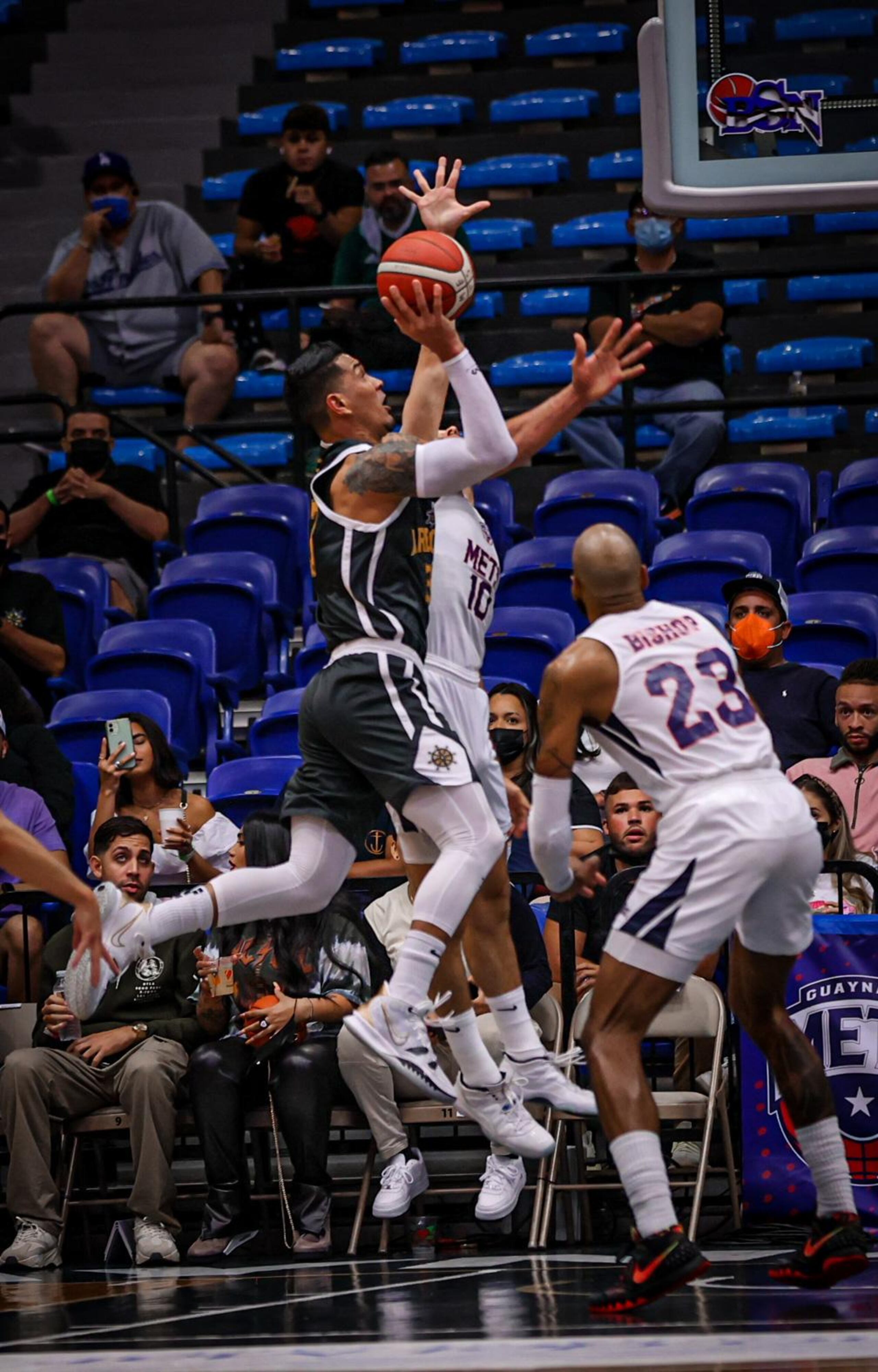 David Huertas hace un intento durante un partido de temporada regular entre Mets y Capitanes. De paso, Arecibo ganó los dos enfrentamientos de estos equipos en la temporada regular por marcadores 101-88 y 112-111 en tiempo extra.