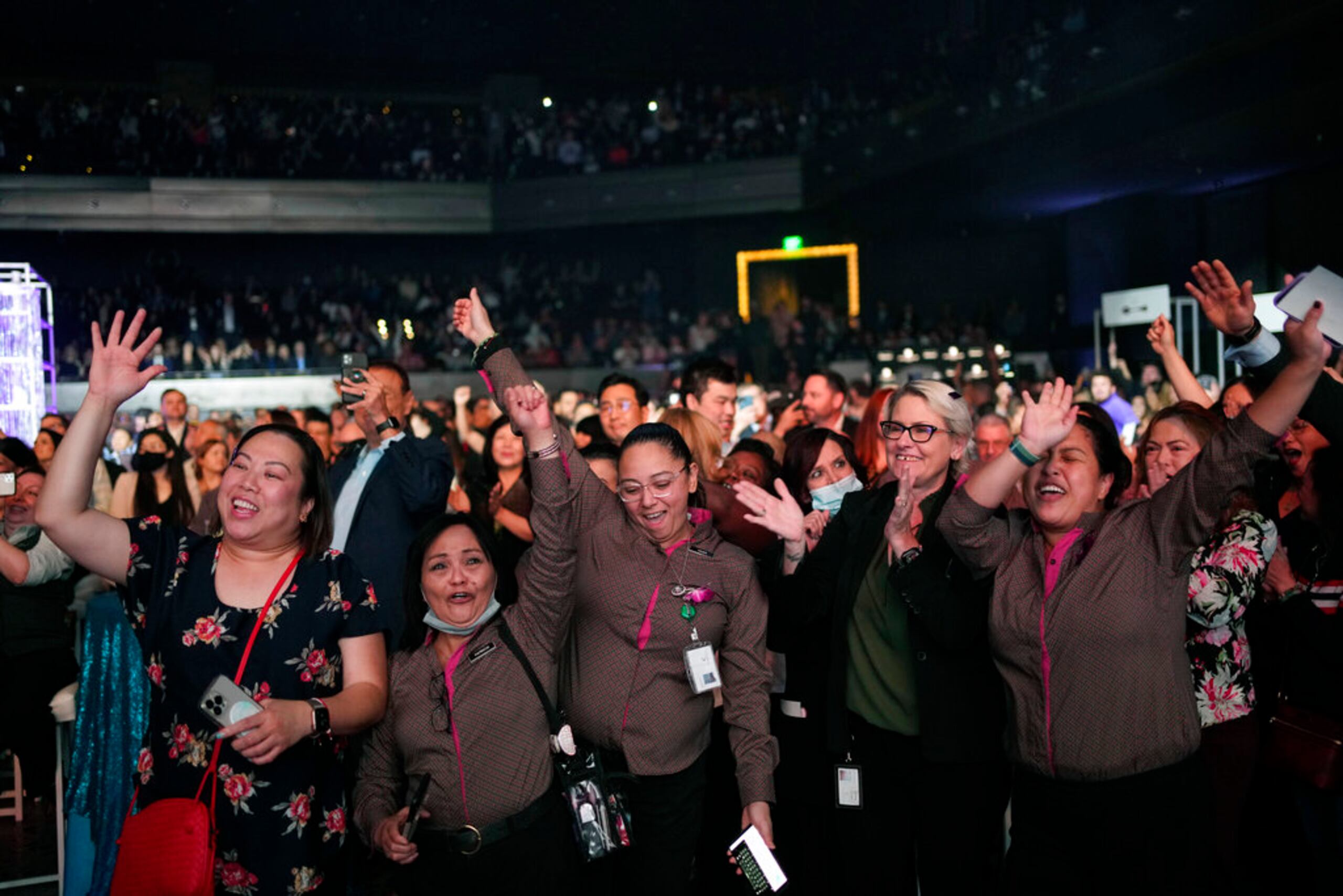 Empleados del complejo The Cosmopolitan celebran en un acto en el que se anunciaron primas en efectivo para los empleados, el 11 de mayo de 2022 en Las Vegas.